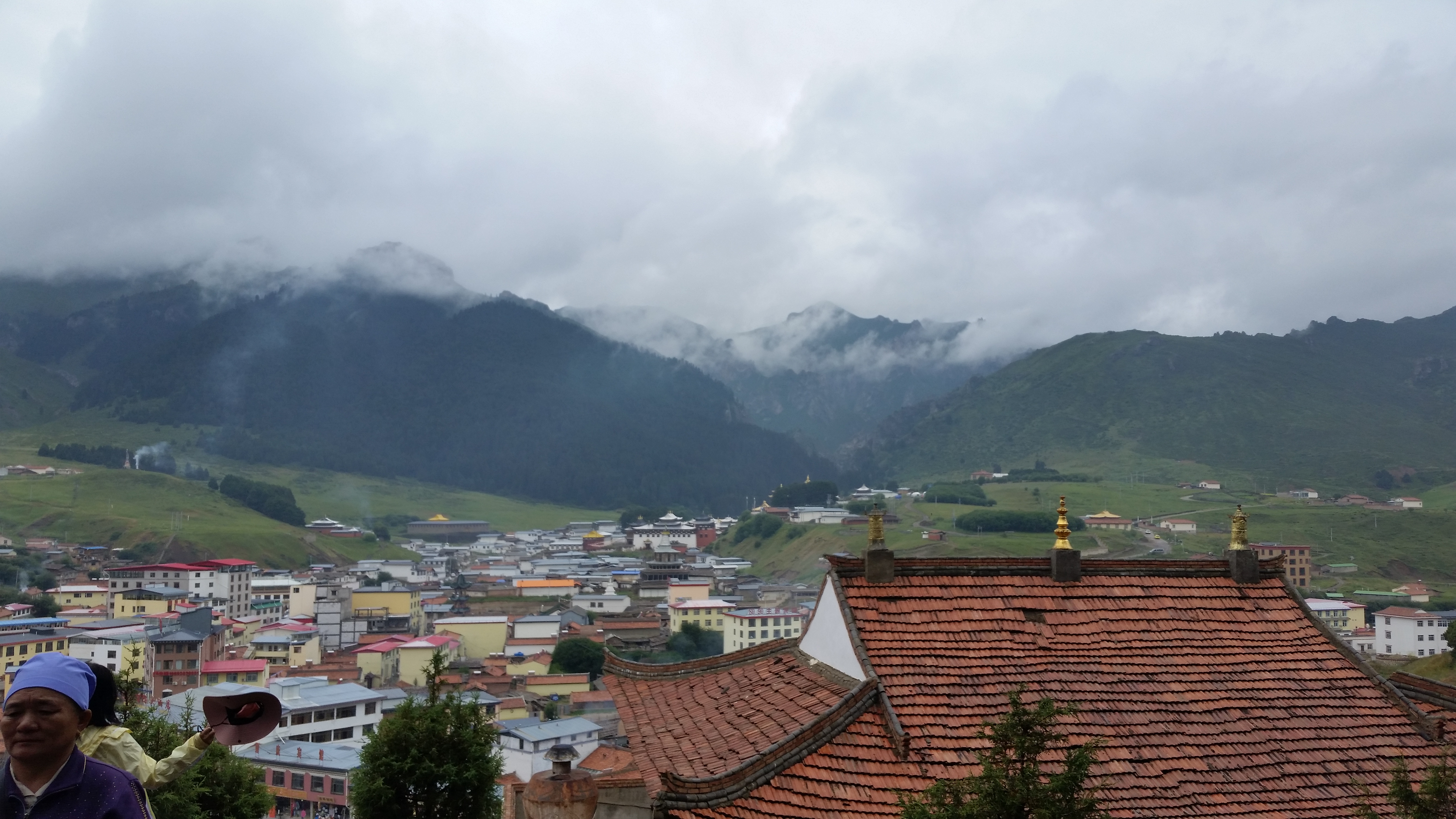 August 6: Taktsang Lhamo (郎木寺，སྟག་ཚང་ལྷ་མོ་）, Sertri monastery，3380 m altitude Август 6: Тактсанг Ламо (郎木寺，སྟག་ཚང་ལྷ་མོ་）, мана