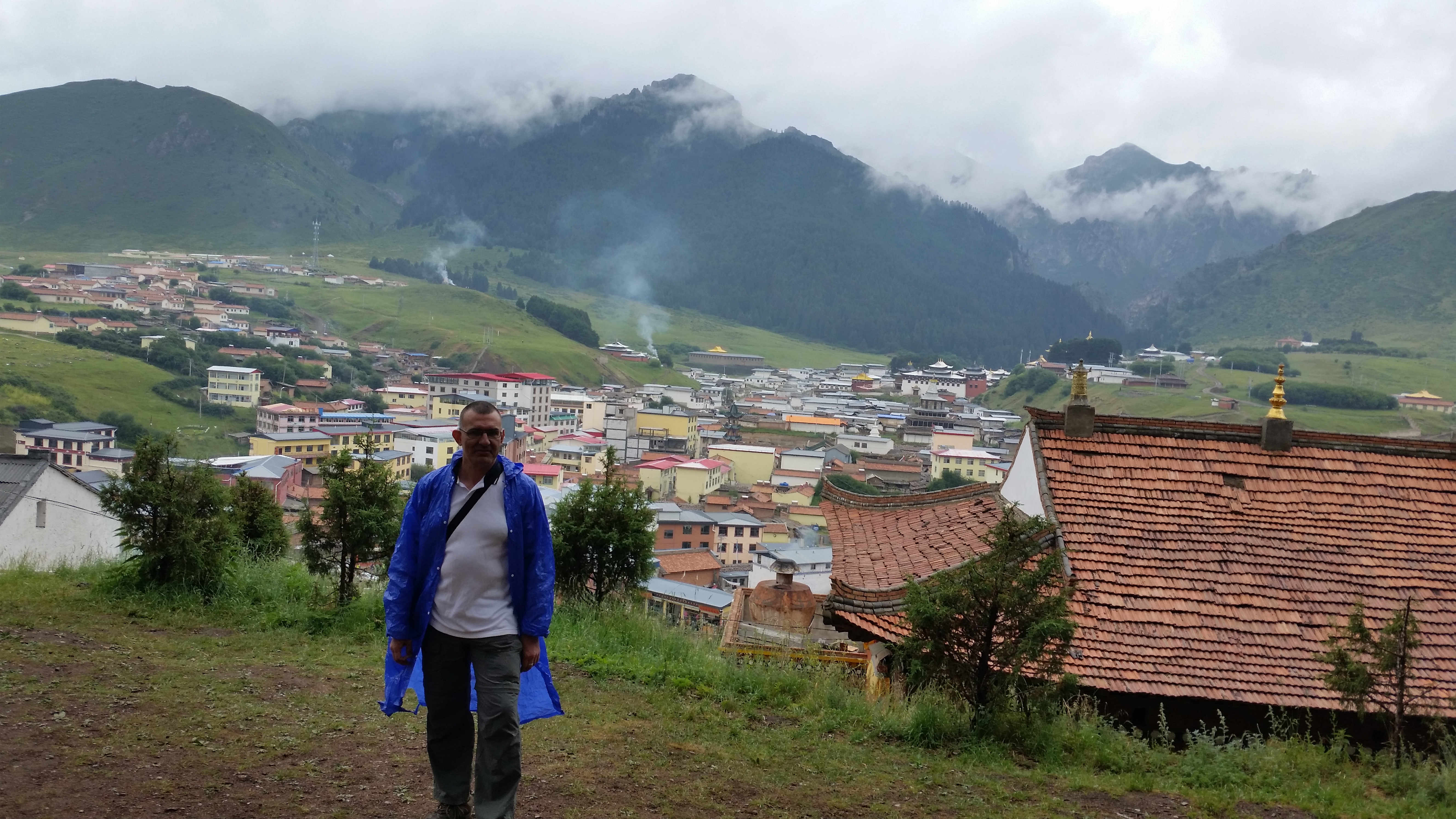 August 6: Taktsang Lhamo (郎木寺，སྟག་ཚང་ལྷ་མོ་）, Sertri monastery，3380 m altitude Август 6: Тактсанг Ламо (郎木寺，སྟག་ཚང་ལྷ་མོ་）, мана