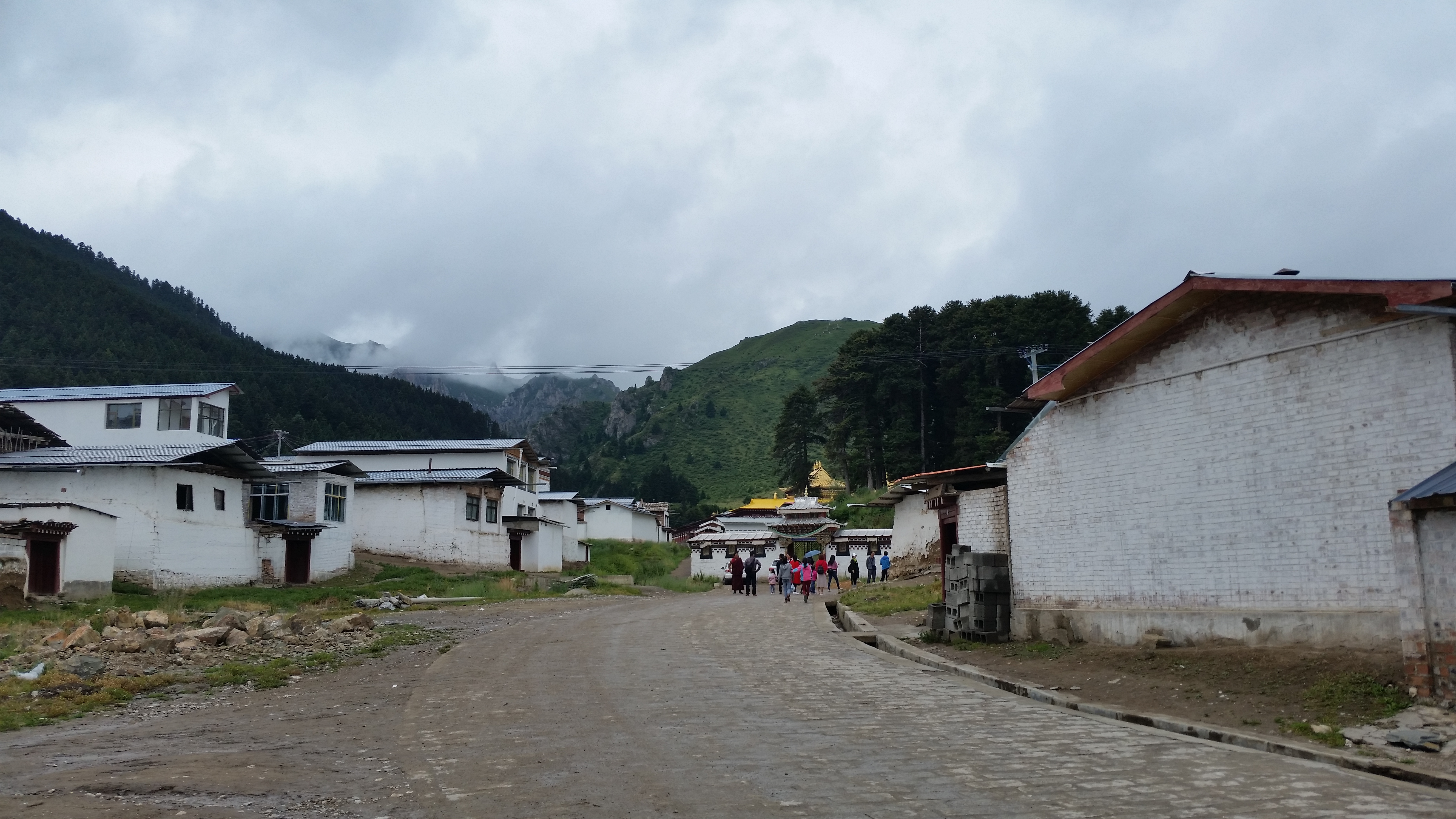 August 6: Taktsang Lhamo (郎木寺，སྟག་ཚང་ལྷ་མོ་）, Kirti monastery，3360 m altitude Август 6: Тактсанг Ламо (郎木寺，སྟག་ཚང་ལྷ་མོ་）, манас