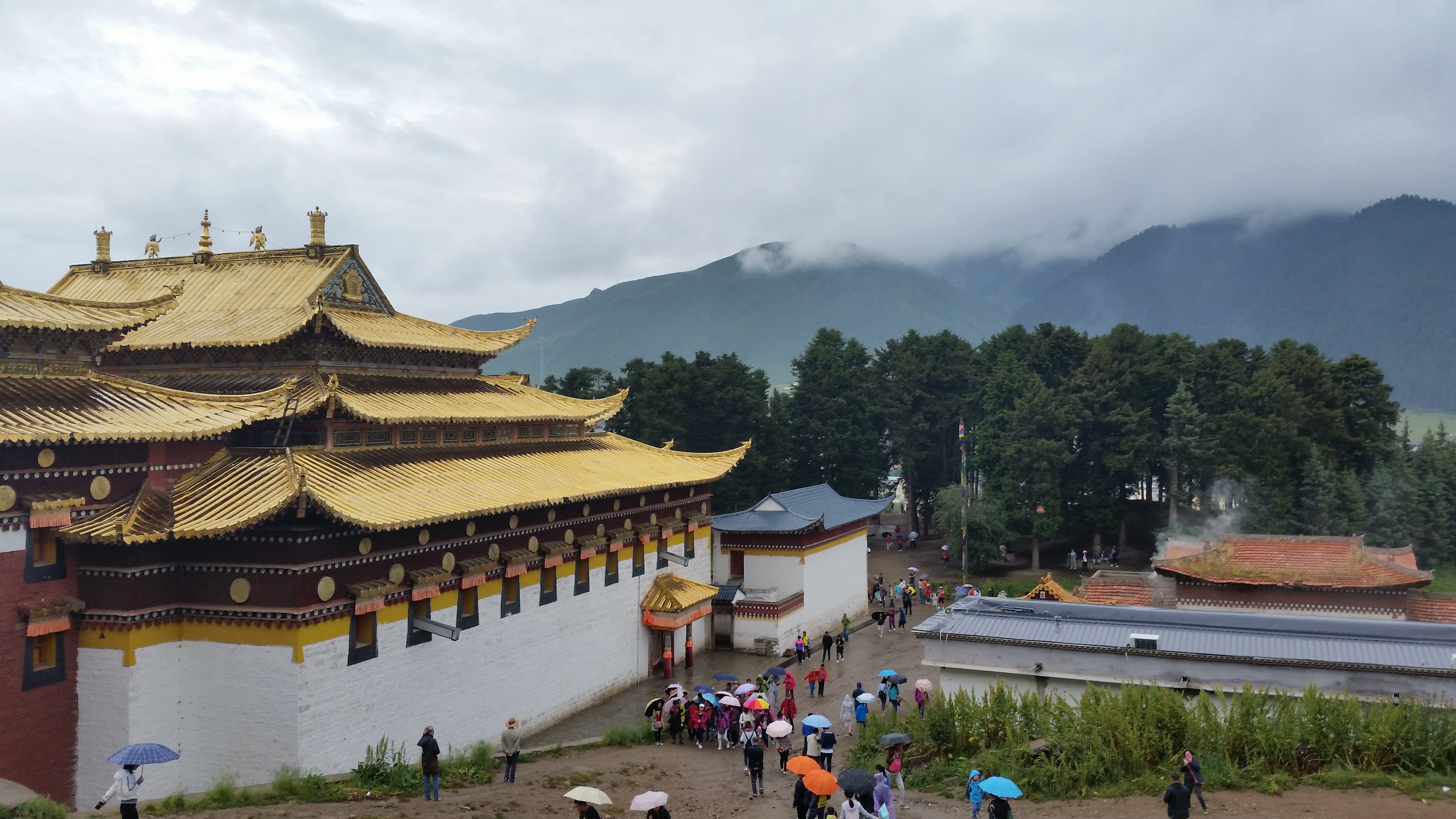 August 6: Taktsang Lhamo (郎木寺，སྟག་ཚང་ལྷ་མོ་）, Sertri monastery，3380 m altitude Август 6: Тактсанг Ламо (郎木寺，སྟག་ཚང་ལྷ་མོ་）, мана