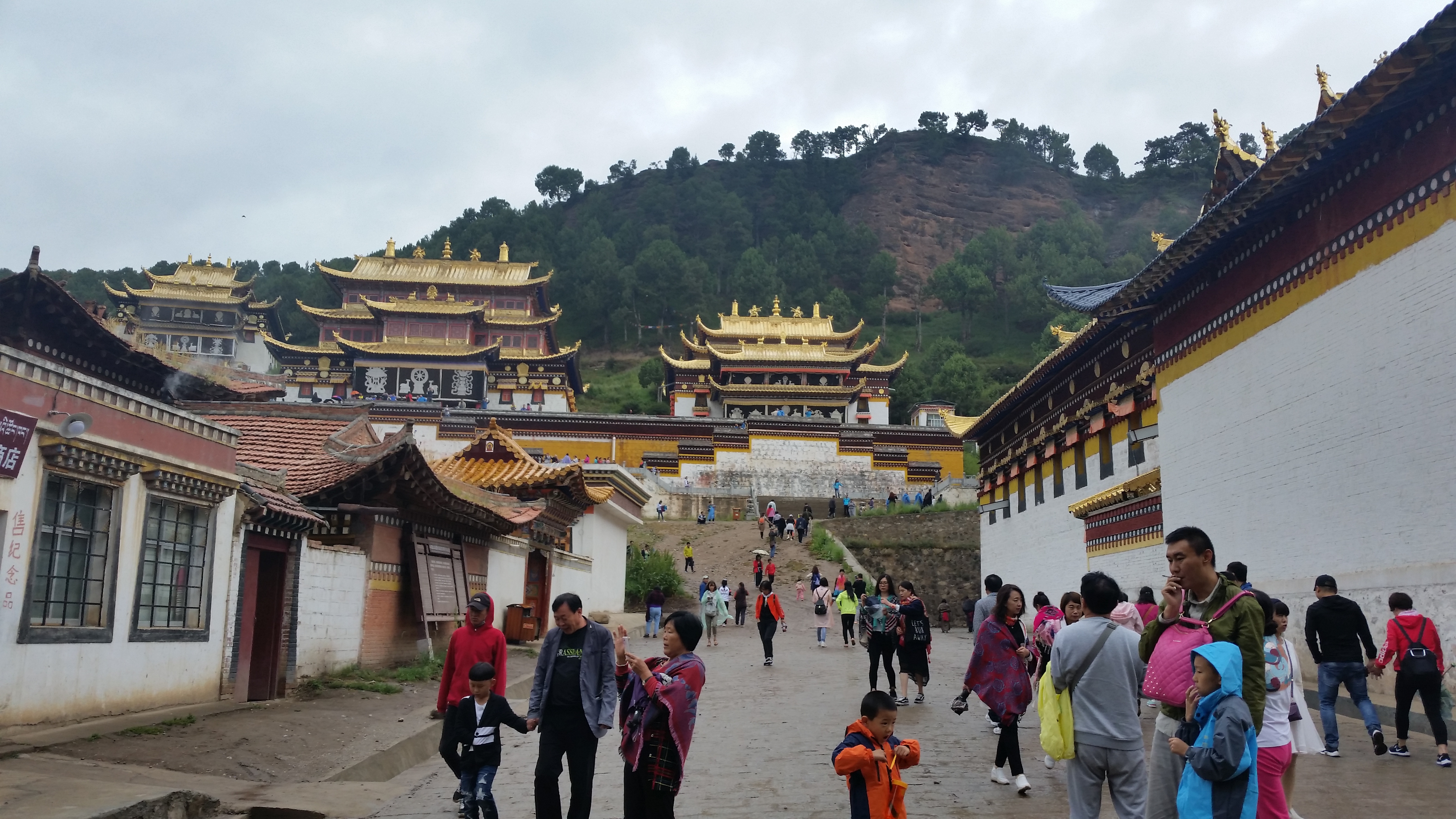 August 6: Taktsang Lhamo (郎木寺，སྟག་ཚང་ལྷ་མོ་）, Sertri monastery，3380 m altitude Август 6: Тактсанг Ламо (郎木寺，སྟག་ཚང་ལྷ་མོ་）, мана