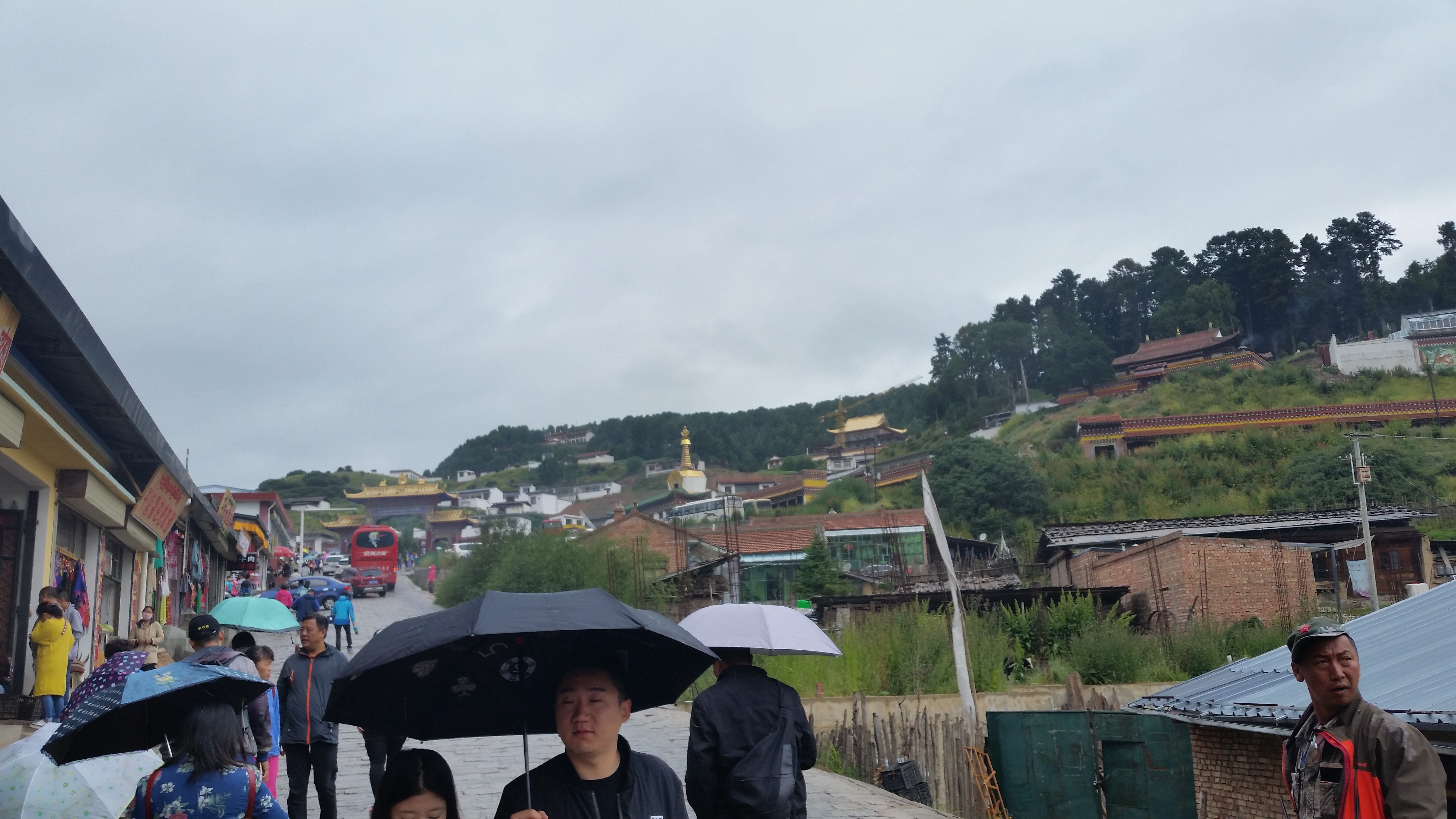 August 6: Taktsang Lhamo (郎木寺，སྟག་ཚང་ལྷ་མོ་）, Sertri monastery，3380 m altitude Август 6: Тактсанг Ламо (郎木寺，སྟག་ཚང་ལྷ་མོ་）, мана