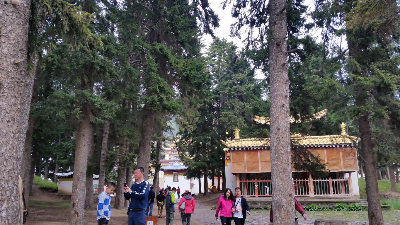 August 6: Taktsang Lhamo (郎木寺，སྟག་ཚང་ལྷ་མོ་）, Sertri monastery，3380 m altitude Август 6: Тактсанг Ламо (郎木寺，སྟག་ཚང་ལྷ་མོ་）, мана