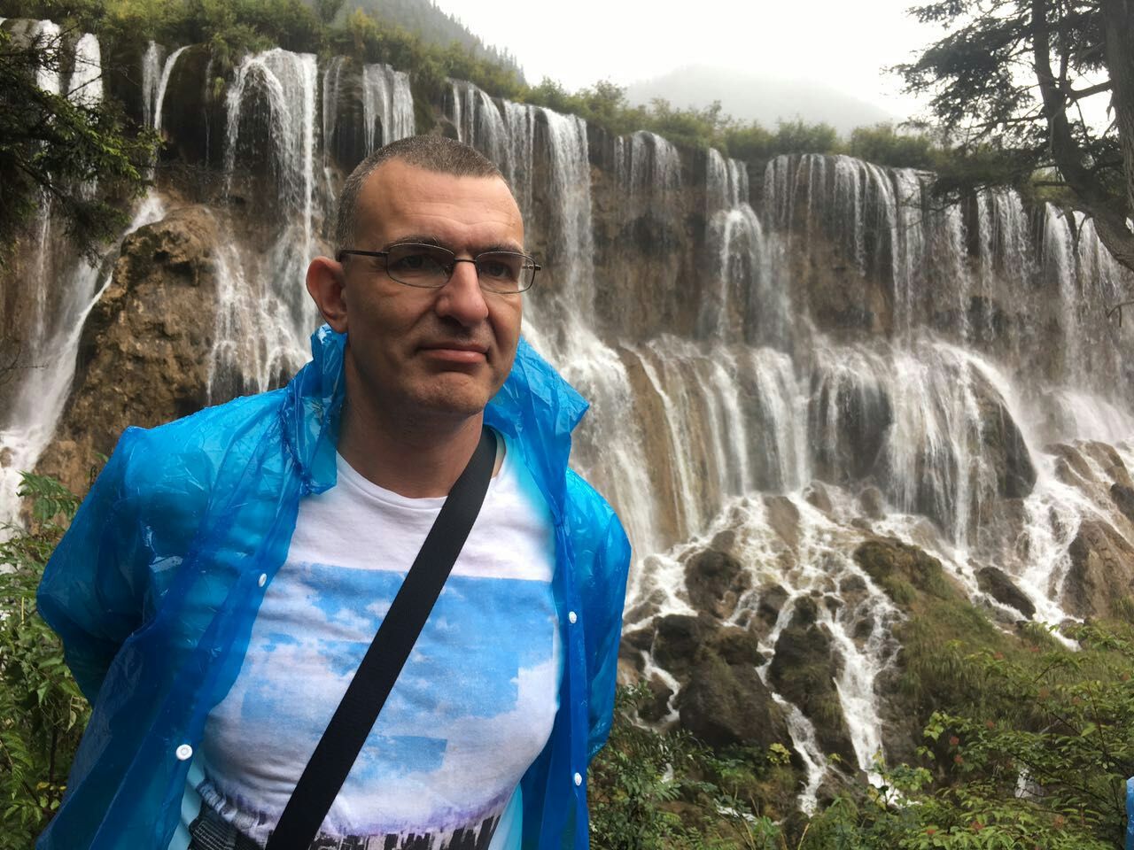 August 7: Jiuzhaigou (九寨沟) Nuorilang waterfall (诺日朗瀑布），2460 m altitude Август 7: Дзиуджайгоу (九寨沟), водопада Нуоръланг (诺日朗瀑布）,