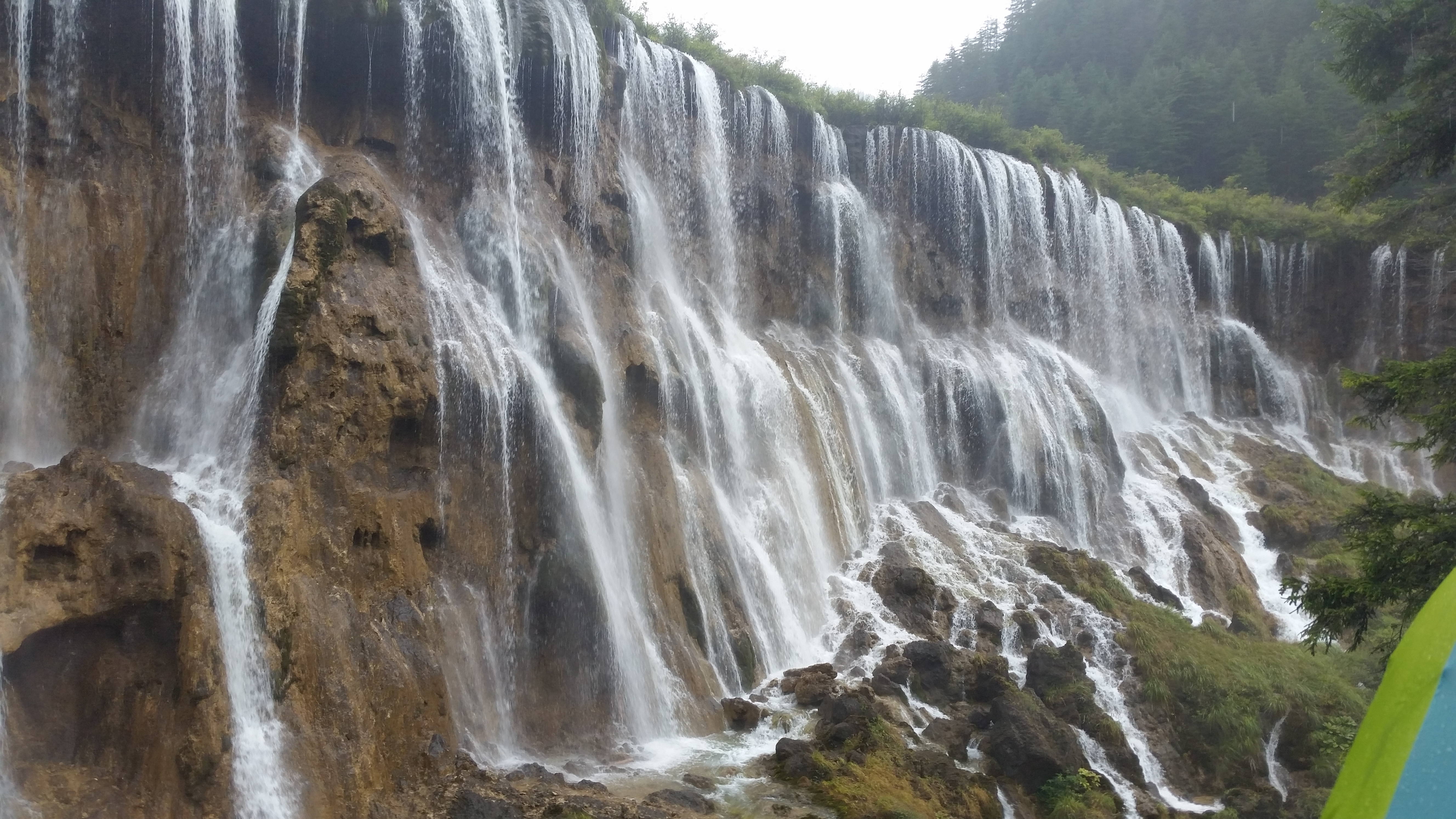 August 7: Jiuzhaigou (九寨沟) Nuorilang waterfall (诺日朗瀑布），2460 m altitude Август 7: Дзиуджайгоу (九寨沟), водопада Нуоръланг (诺日朗瀑布）,