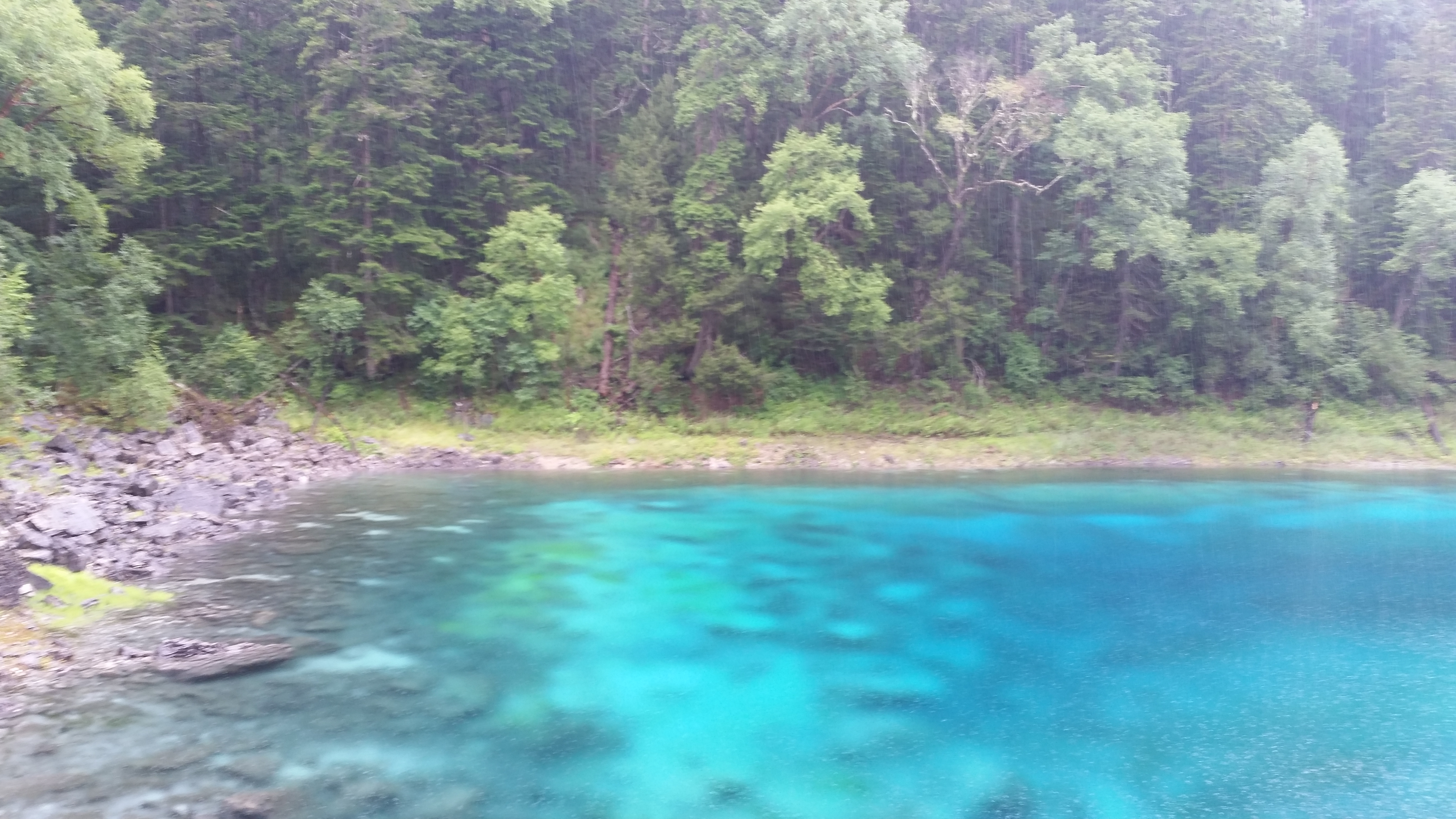 August 7: Jiuzhaigou (九寨沟) Five color pond (五彩池），3020 m altitude Август 7: Дзиуджайгоу (九寨沟), Петцветното езеро (五彩池), 3020 м ви