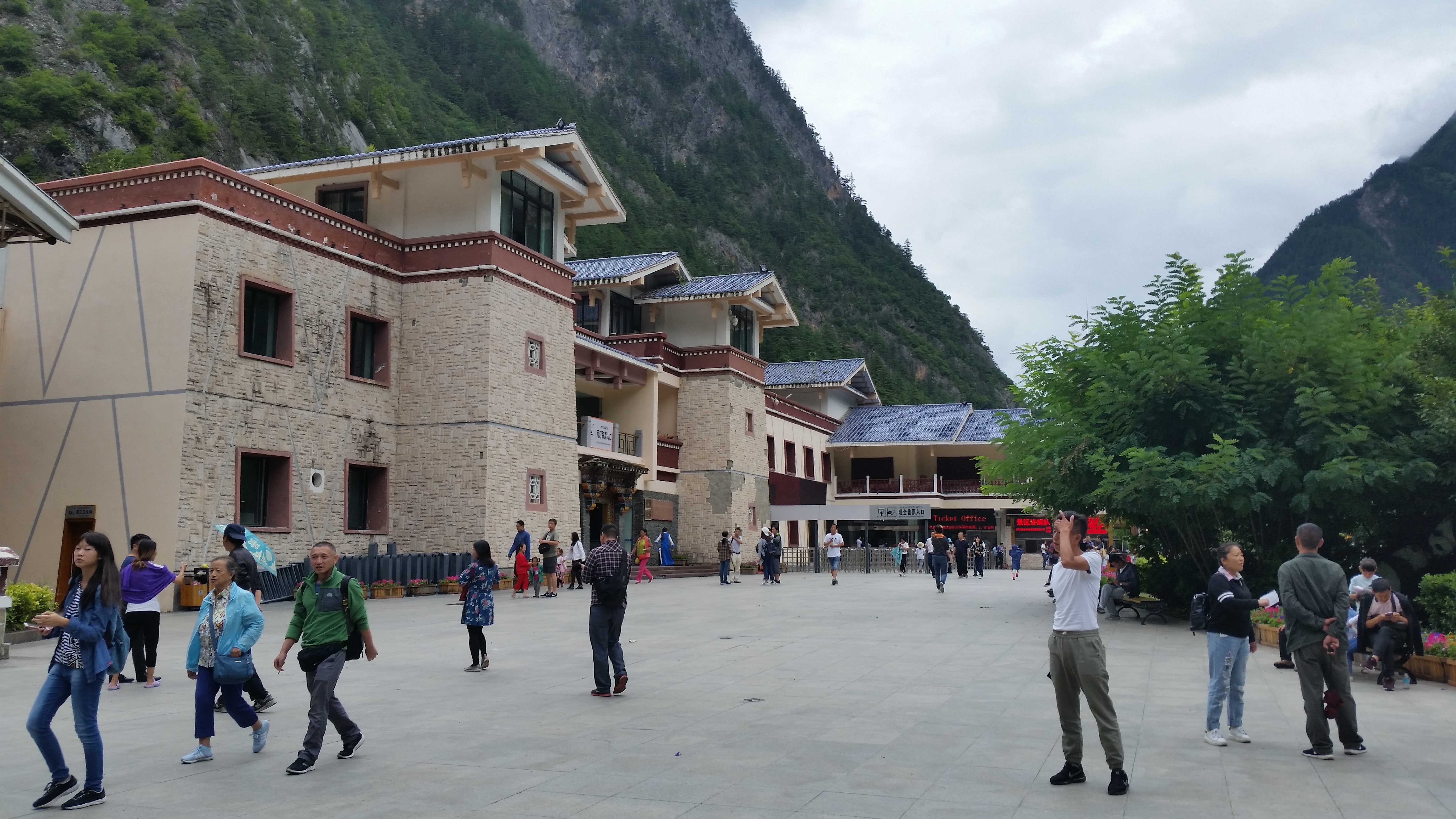 August 7: Jiuzhaigou (九寨沟) entrance，2080 m altitude Август 7: Входа на Дзиуджайгоу (九寨沟), 2080 м височина