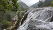 August 7: Jiuzhaigou (九寨沟) Pearl shoal waterfall (珍珠滩瀑布），2570 m altitude Август 7: Дзиуджайгоу (九寨沟), водопад Перлена плитчина (