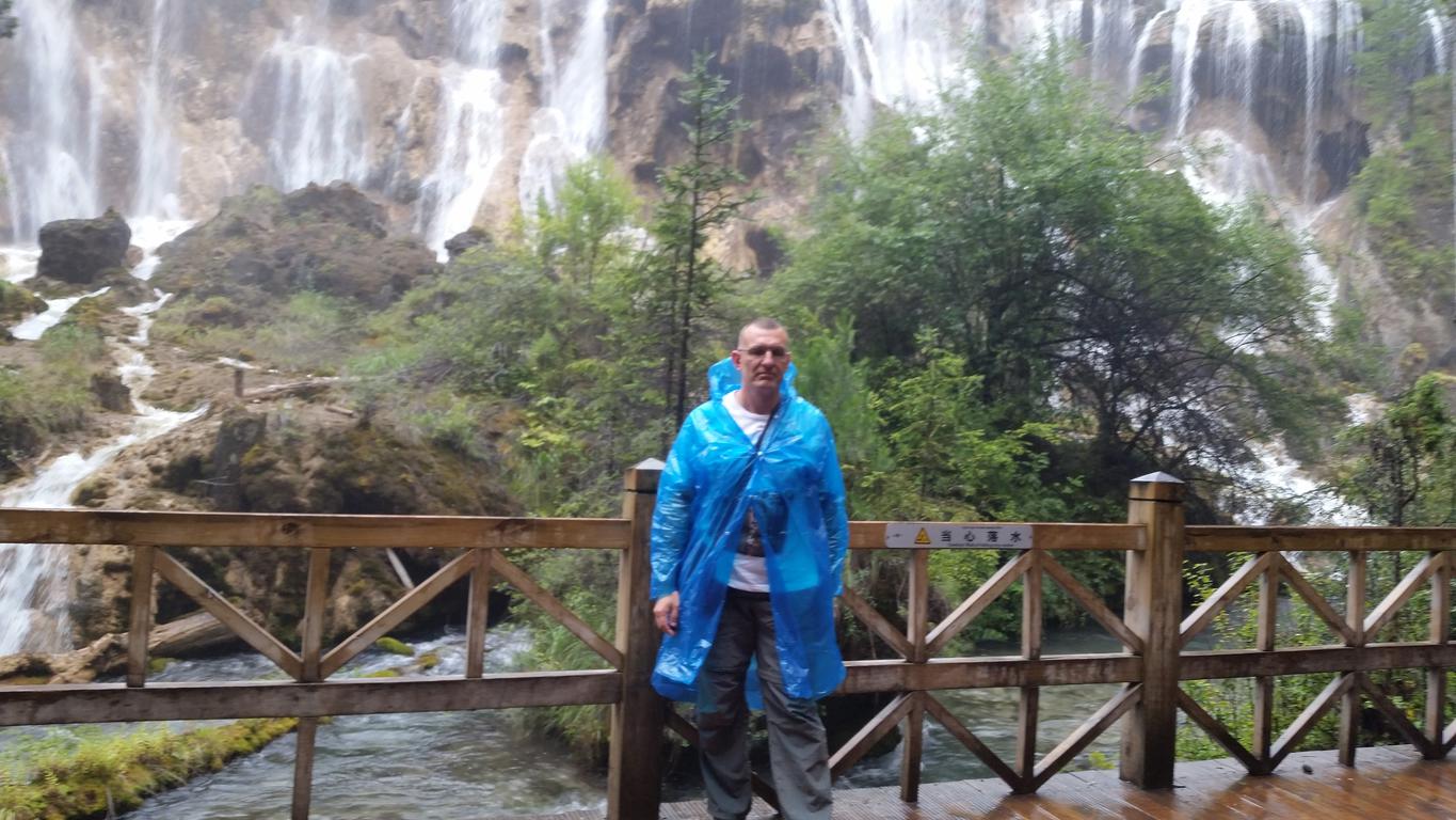August 7: Jiuzhaigou (九寨沟) Pearl shoal waterfall (珍珠滩瀑布），2570 m altitude Август 7: Дзиуджайгоу (九寨沟), водопад Перлена плитчина (