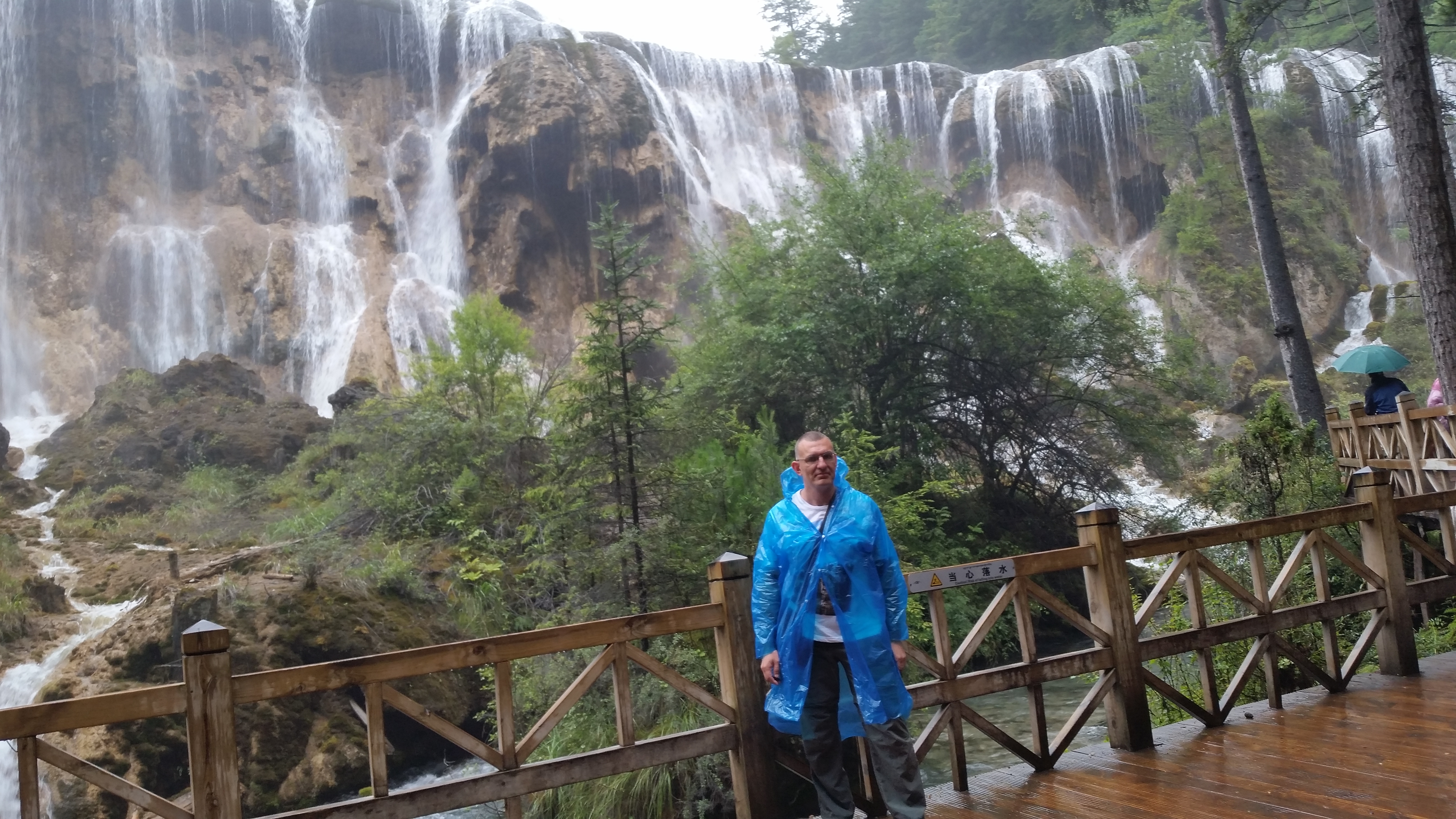 August 7: Jiuzhaigou (九寨沟) Pearl shoal waterfall (珍珠滩瀑布），2570 m altitude Август 7: Дзиуджайгоу (九寨沟), водопад Перлена плитчина (