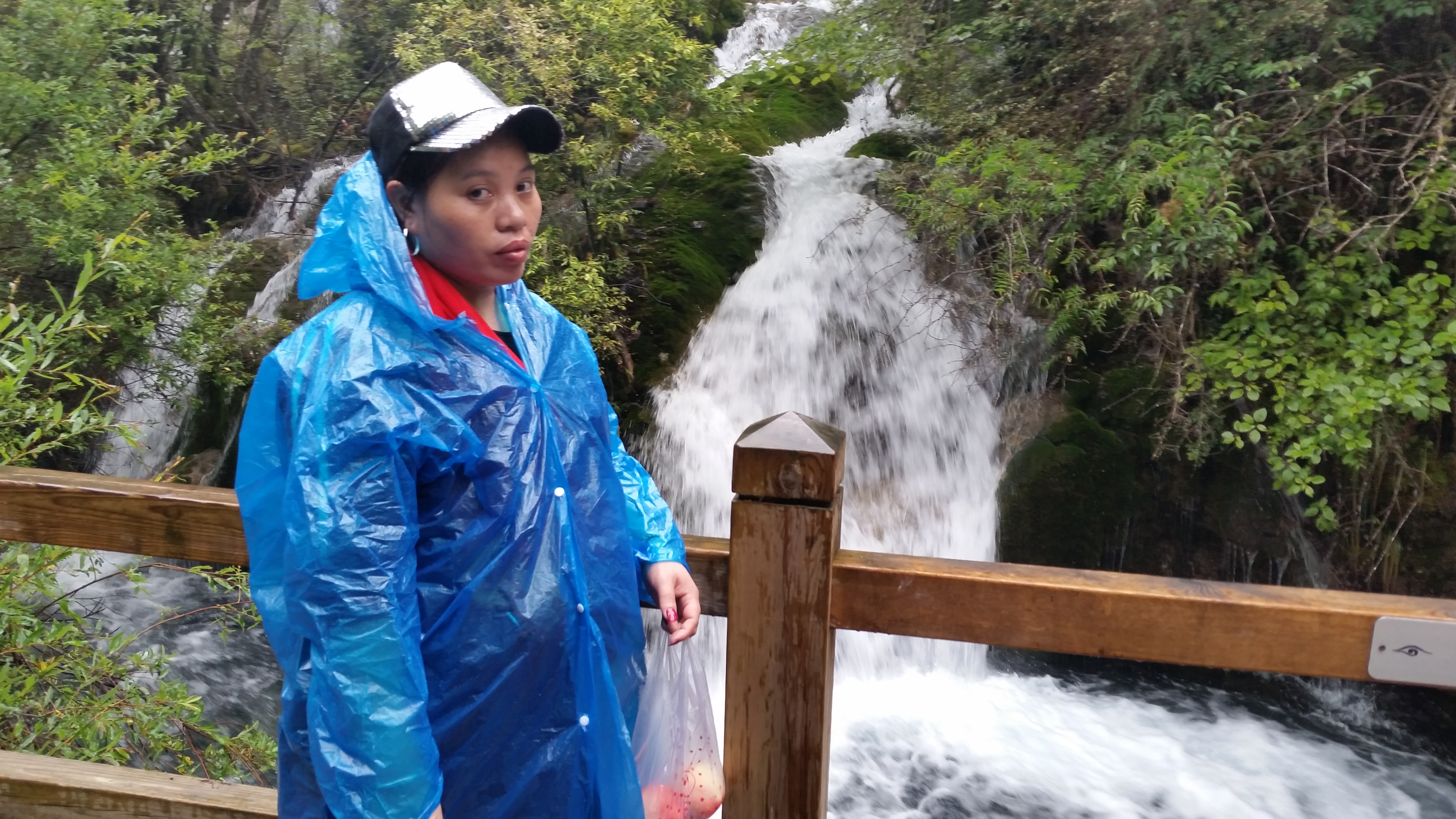 August 7: Jiuzhaigou (九寨沟) Pearl shoal waterfall (珍珠滩瀑布），2570 m altitude Август 7: Дзиуджайгоу (九寨沟), водопад Перлена плитчина (