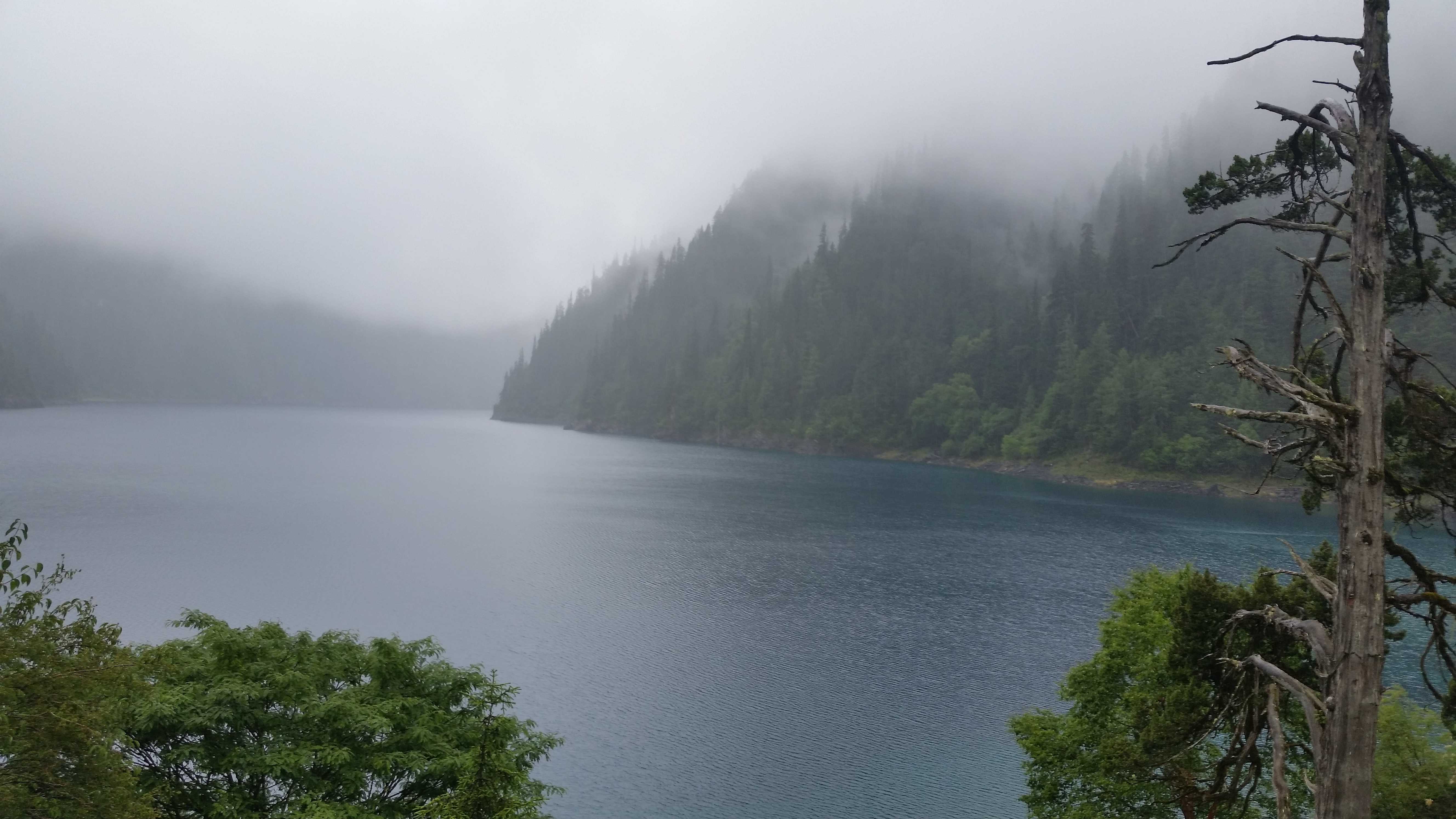 August 7: Jiuzhaigou (九寨沟) Long lake (长海），3140 m altitude Август 7: Дзиуджайгоу (九寨沟), Дългото езеро 3140 м височина