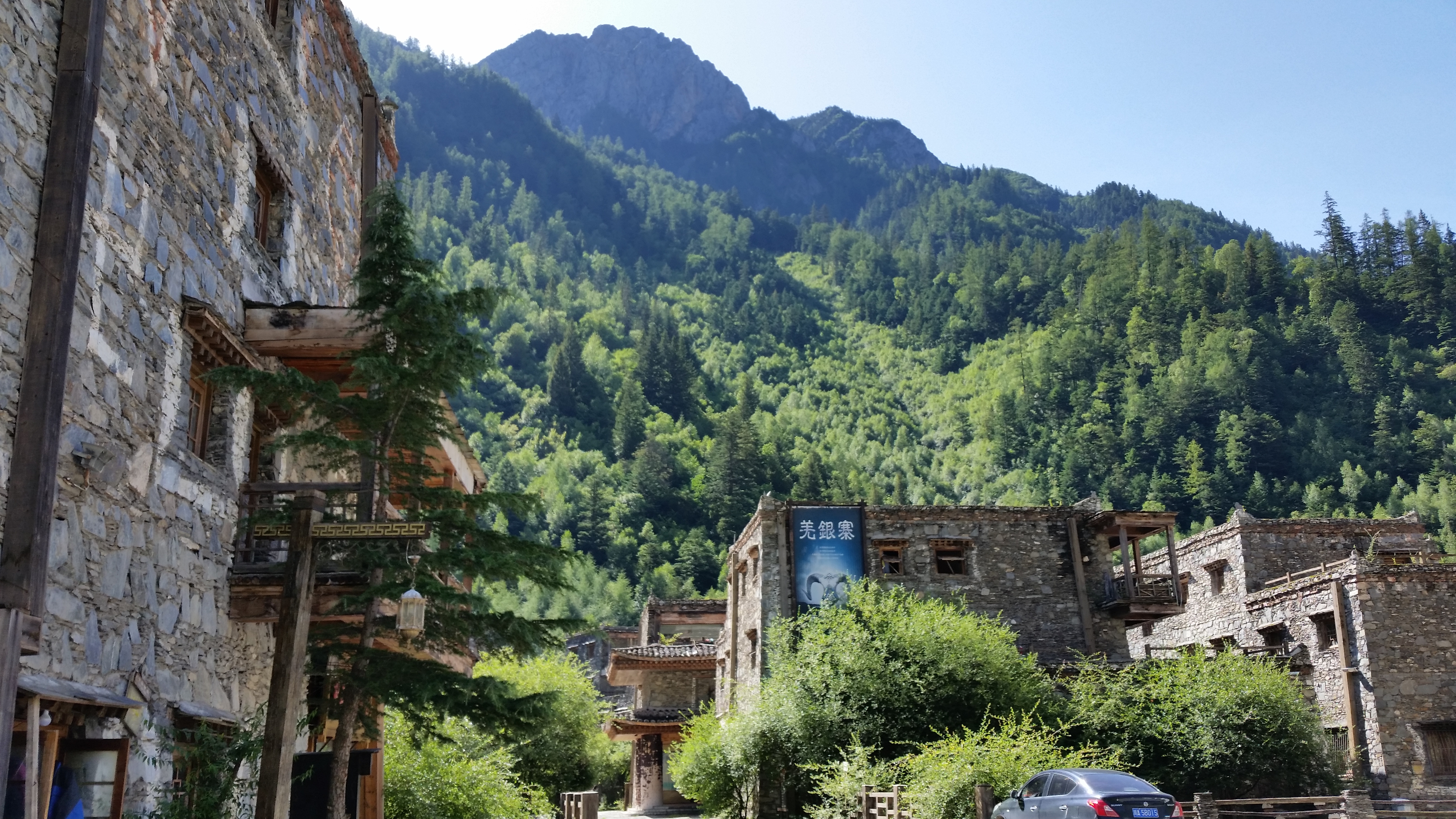 August 8: From Jiuzhaigou (九寨沟) to Tanggor (唐克）, 2440 m altitude, Qiang village Август 8: От Дзиуджайгоу (九寨沟) към Тангор (唐克）,