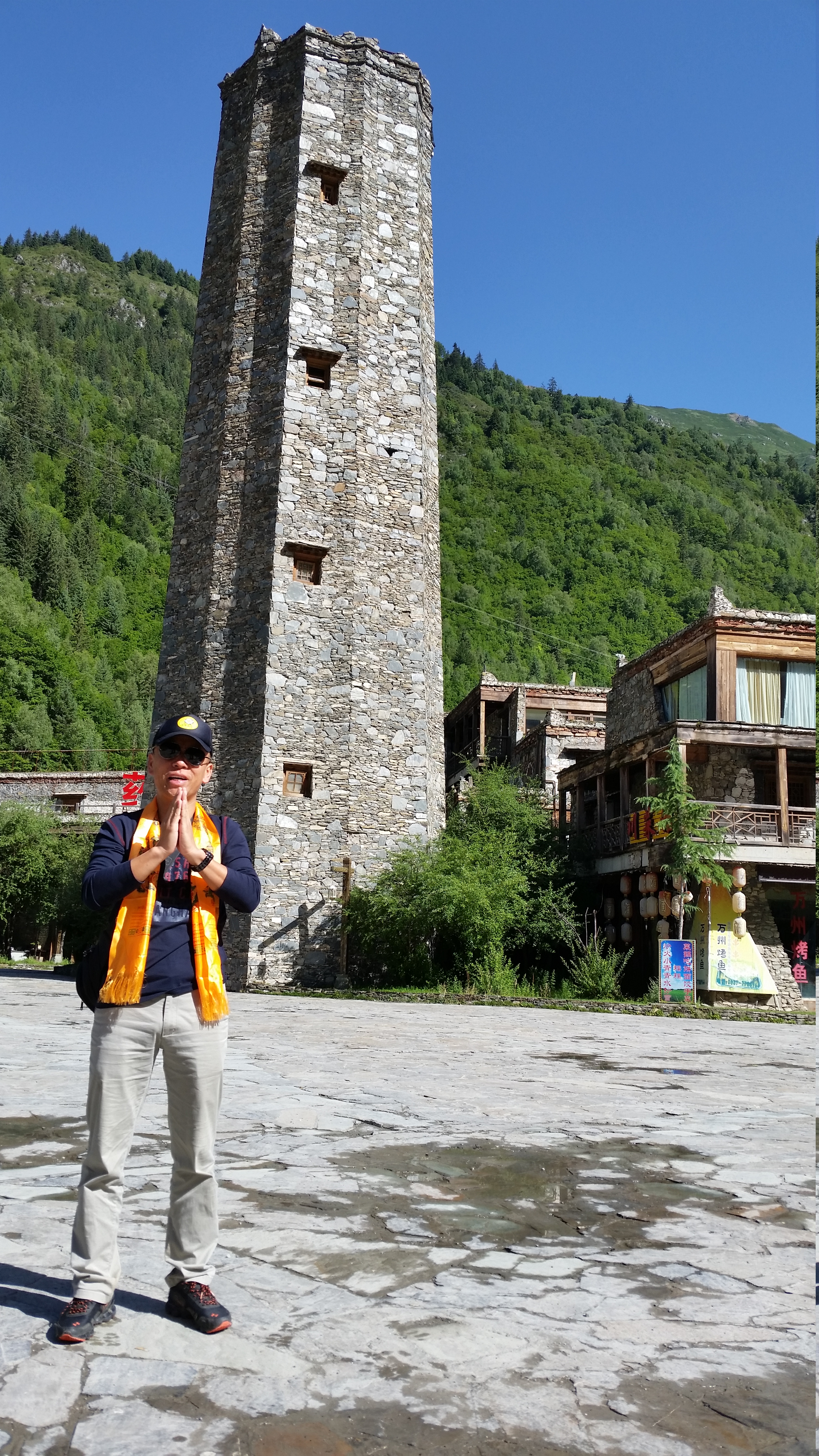 August 8: From Jiuzhaigou (九寨沟) to Tanggor (唐克）, 2440 m altitude, Qiang village Август 8: От Дзиуджайгоу (九寨沟) към Тангор (唐克）,