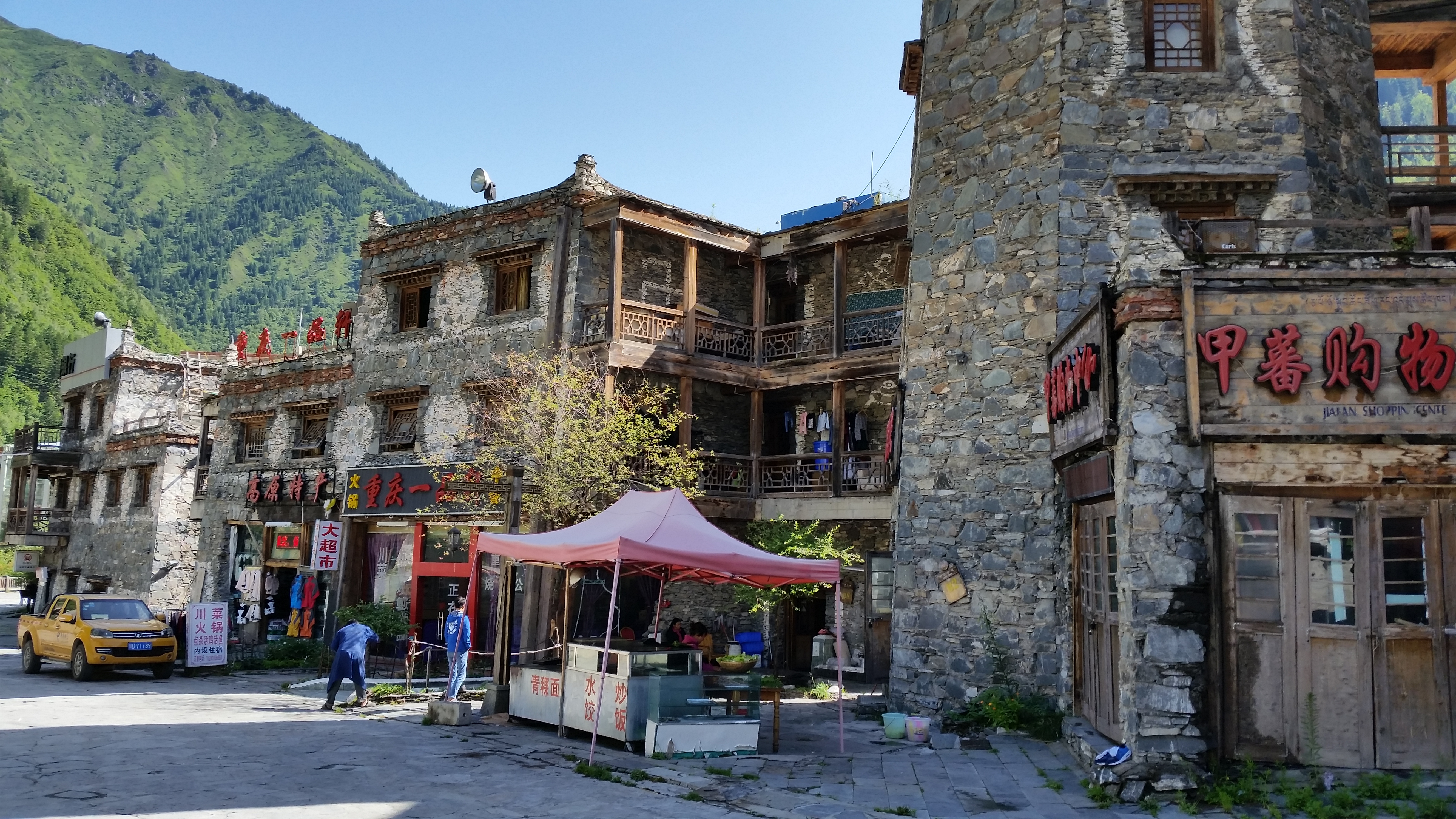 August 8: From Jiuzhaigou (九寨沟) to Tanggor (唐克）, 2440 m altitude, Qiang village Август 8: От Дзиуджайгоу (九寨沟) към Тангор (唐克）,