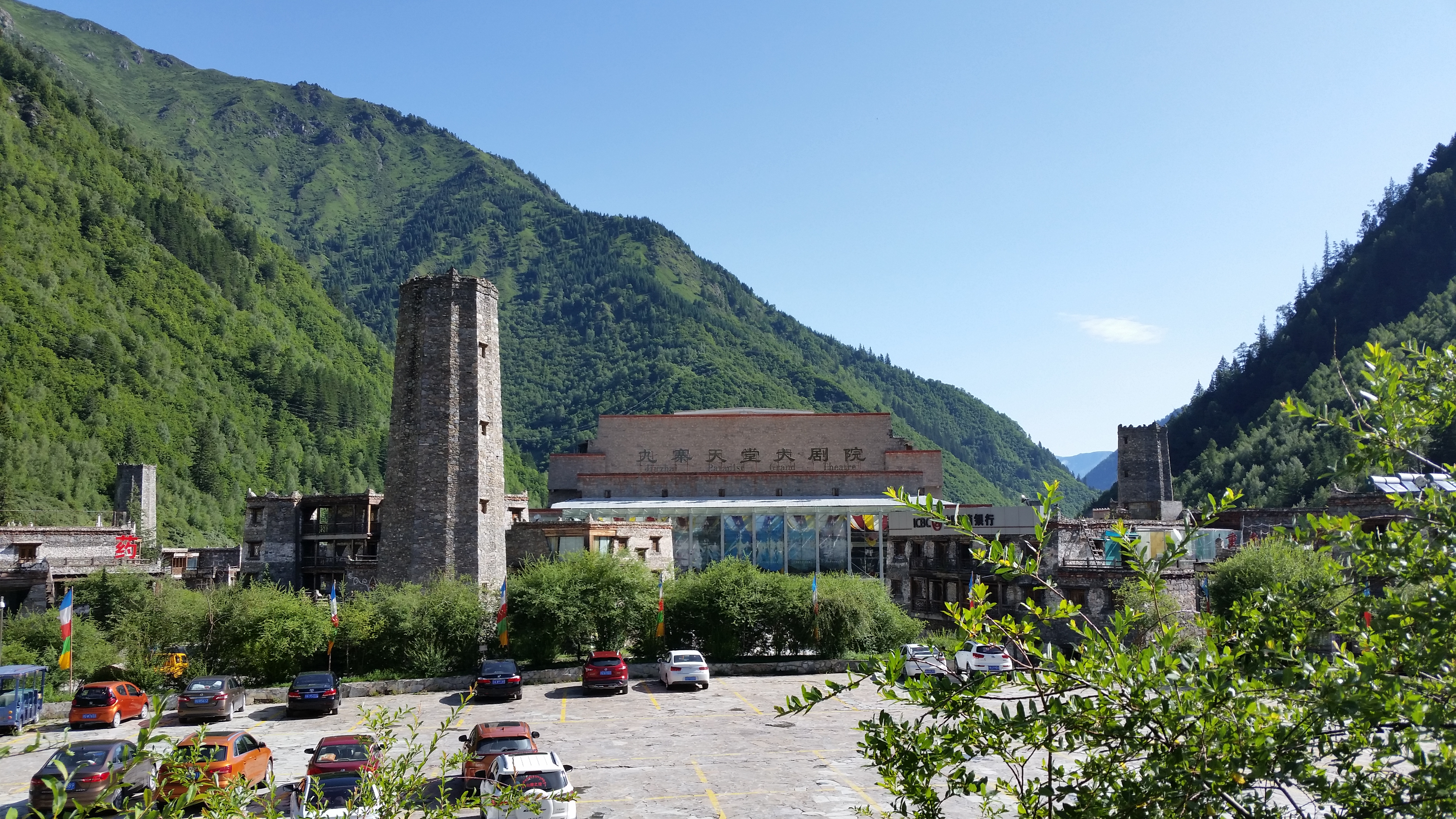 August 8: From Jiuzhaigou (九寨沟) to Tanggor (唐克）, 2440 m altitude, Qiang village Август 8: От Дзиуджайгоу (九寨沟) към Тангор (唐克）,