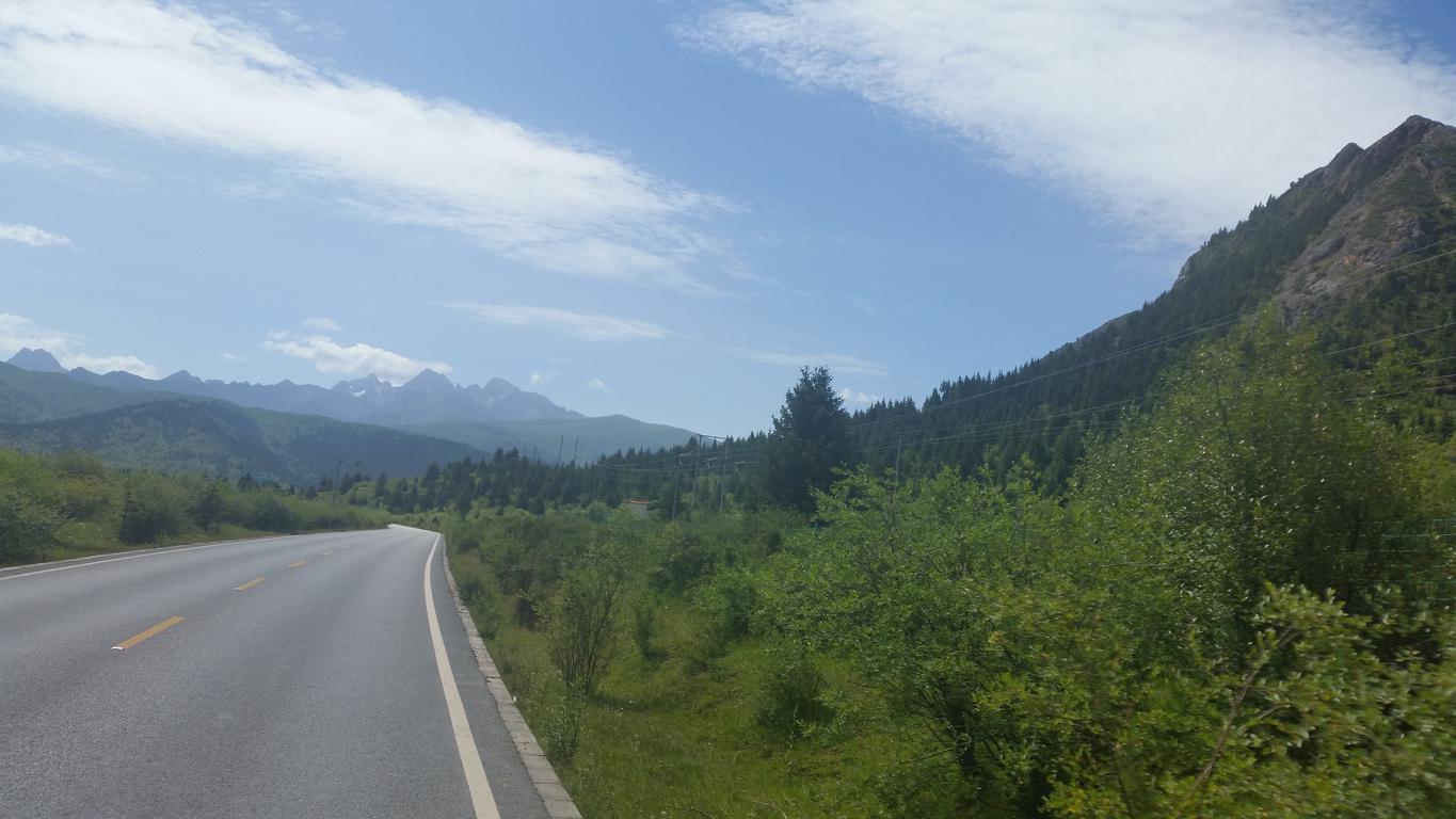 August 8: From Jiuzhaigou (九寨沟) to Tanggor (唐克）, 3190 m altitude Август 8: От Дзиуджайгоу (九寨沟) към Тангор (唐克）, 3190 м височина