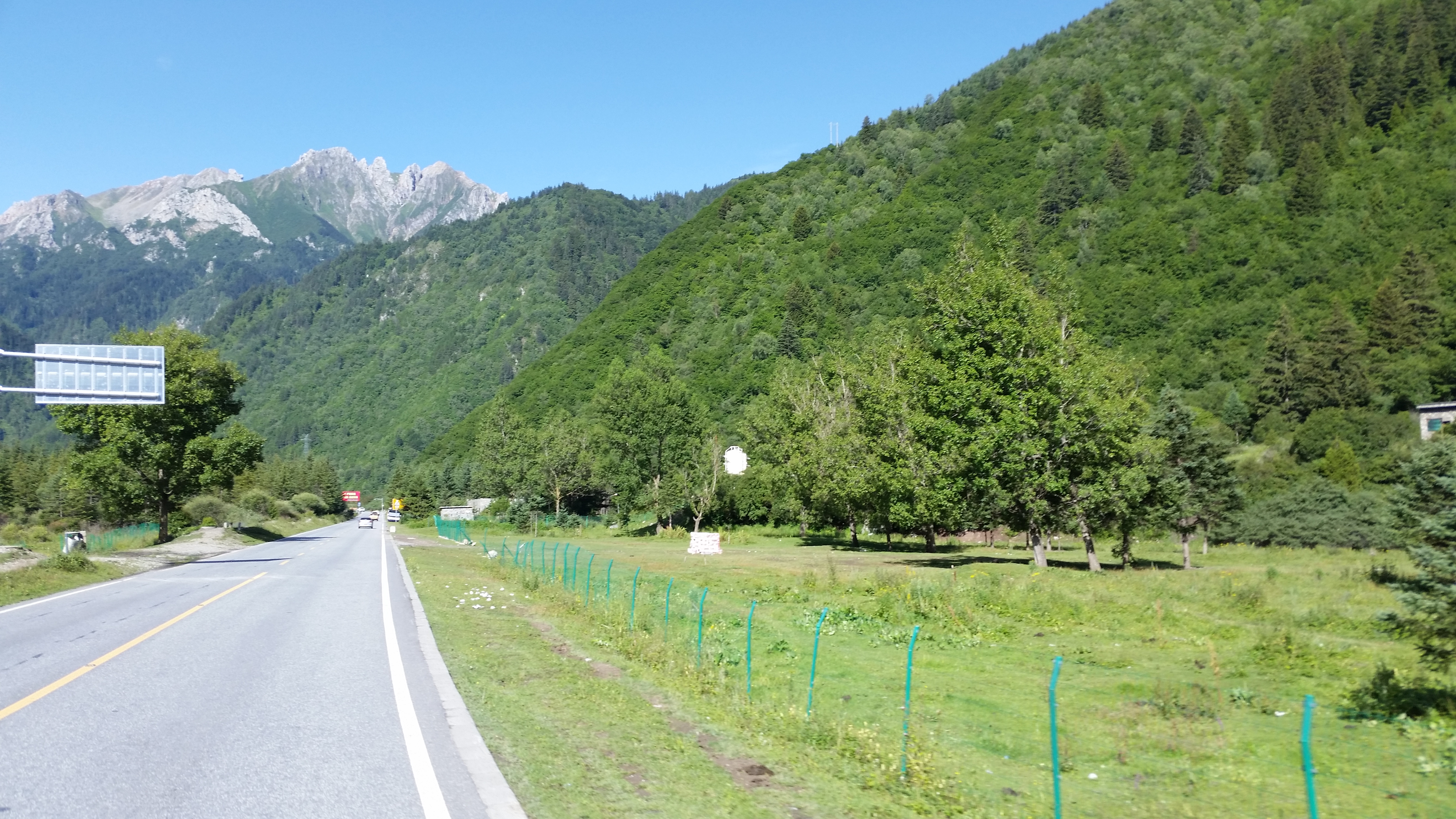 August 8: From Jiuzhaigou (九寨沟) to Tanggor (唐克）, 2350 m altitude Август 8: От Дзиуджайгоу (九寨沟) към Тангор (唐克）, 2350 м височина