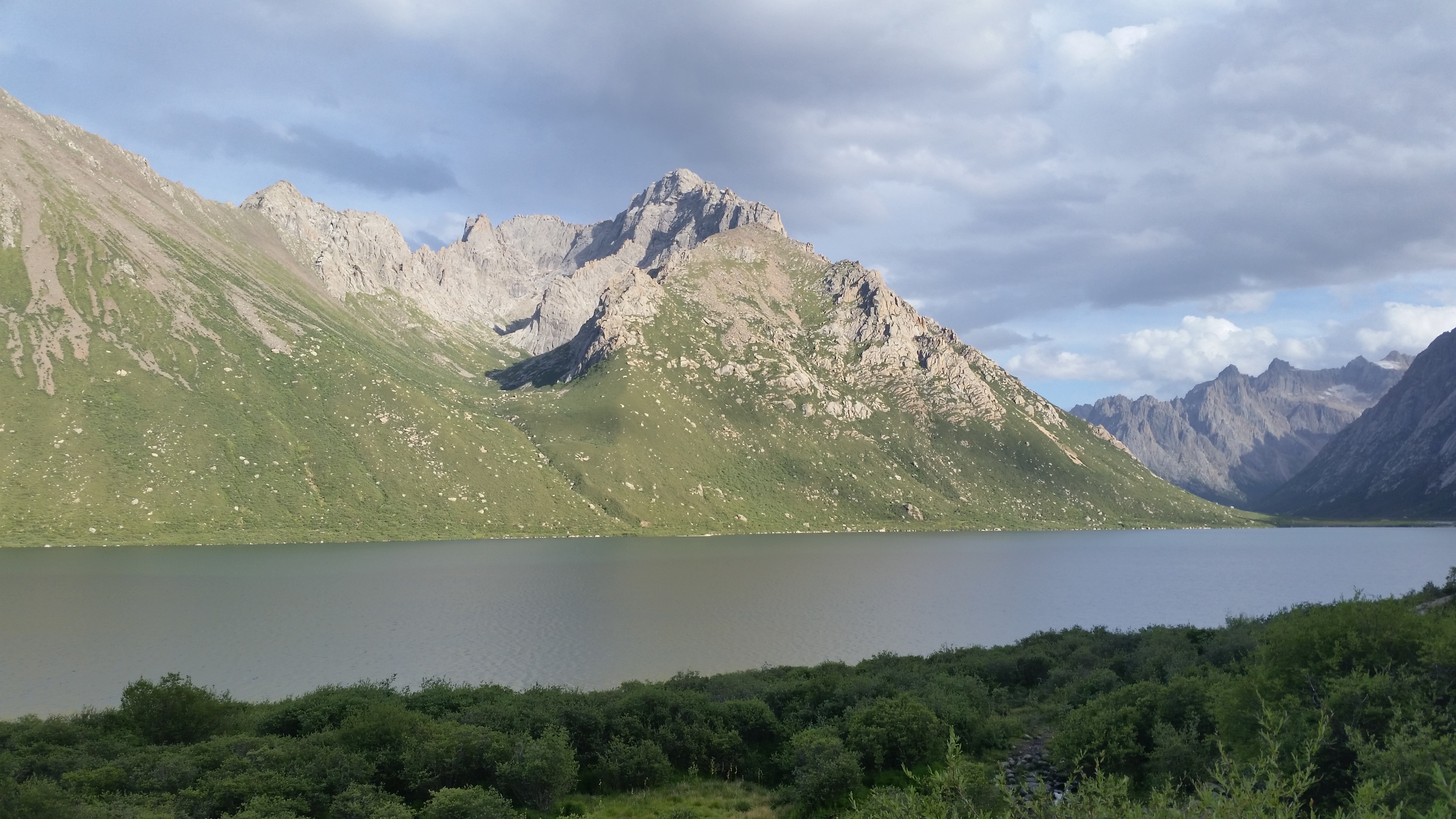 August 9: Nyenbo Yurtse (年保玉则,  གཉན་བོ་གཡུ་རྩེ།), 4020 m altitude  Август 9: Ниенбо Юрце (年保玉则,  གཉན་བོ་གཡུ་རྩེ།), 4020 м височи