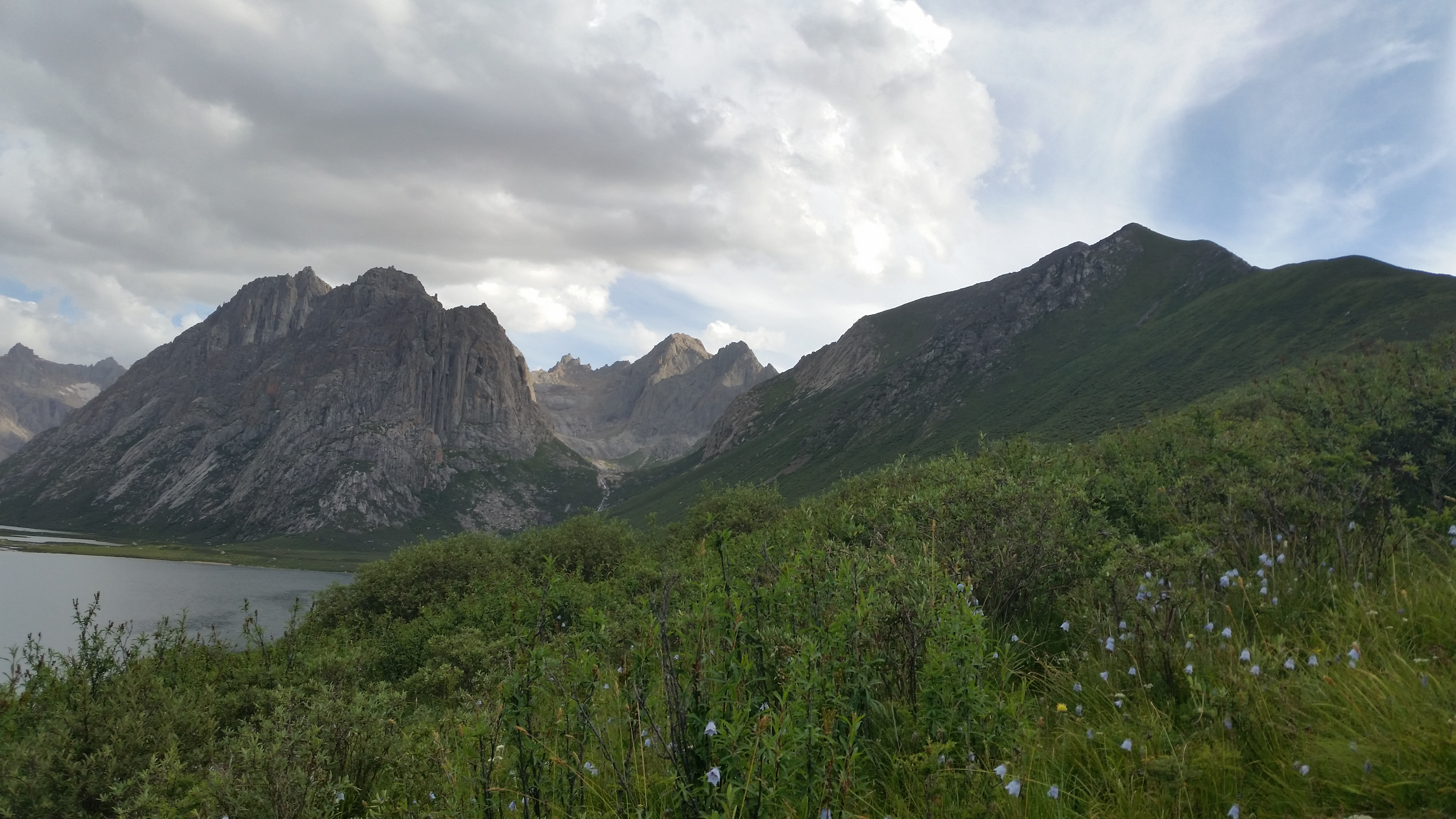 August 9: Nyenbo Yurtse (年保玉则,  གཉན་བོ་གཡུ་རྩེ།), 4020 m altitude  Август 9: Ниенбо Юрце (年保玉则,  གཉན་བོ་གཡུ་རྩེ།), 4020 м височи