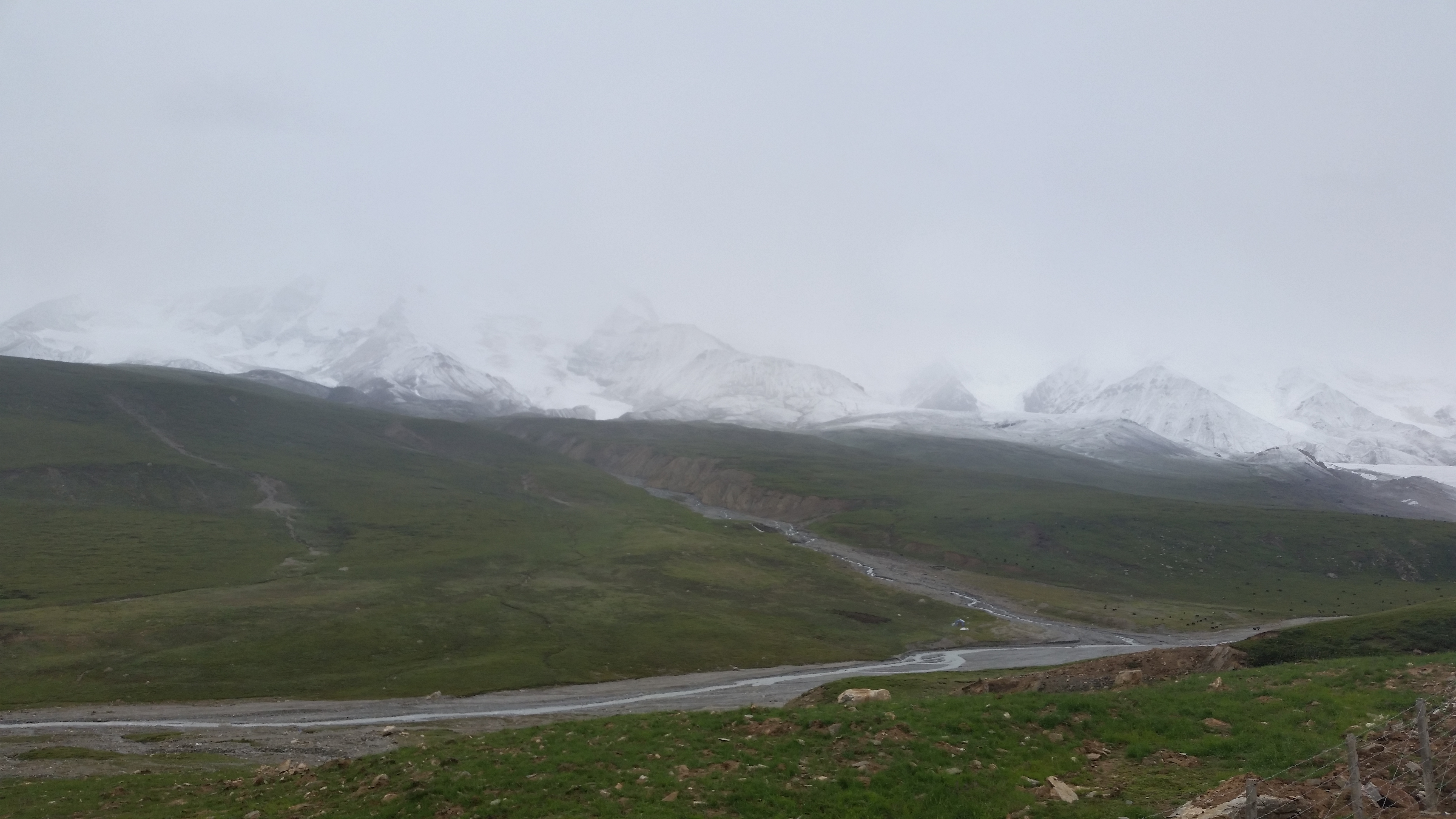 August 11: Amnye Machen (阿尼玛卿, ཨ་མྱིས་རྨ་ཆེན།）, 4350 m altitude, on the north side highway Август 11: Амне Мачин (阿尼玛卿, ཨ་མྱིས་ར