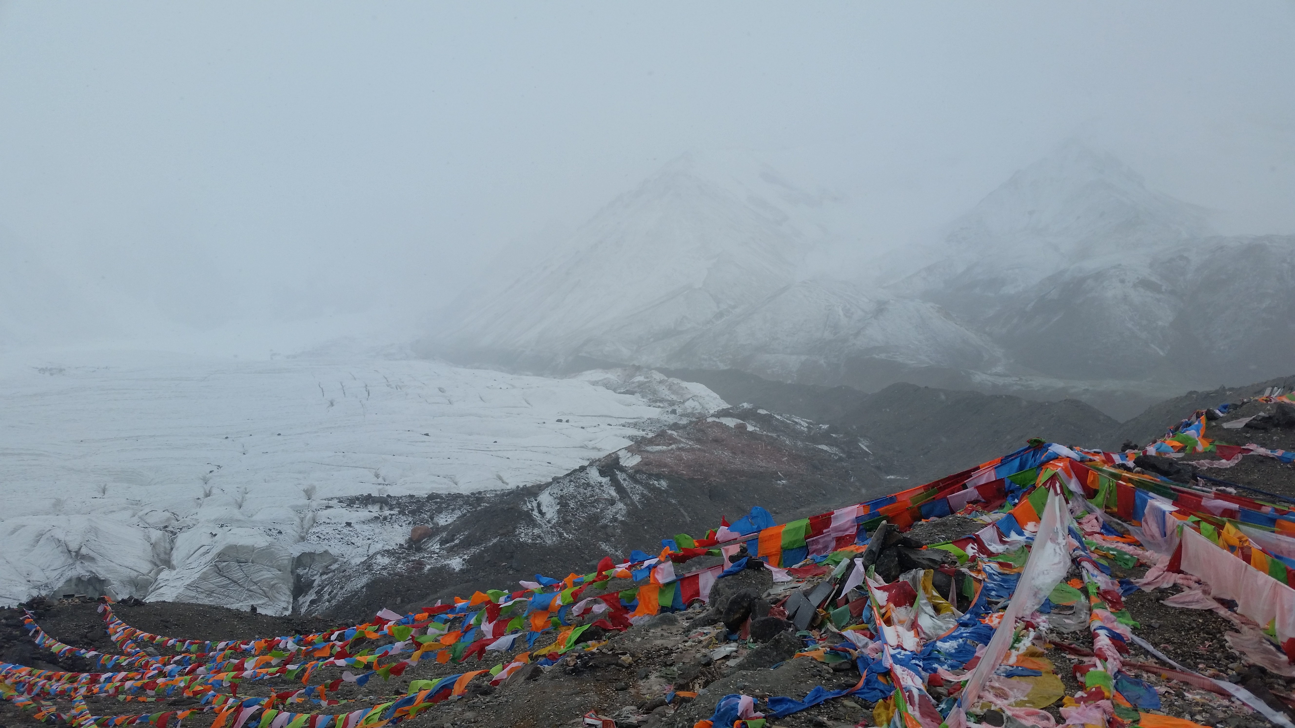 August 11: Amnye Machen (阿尼玛卿, ཨ་མྱིས་རྨ་ཆེན།）, Drakde La pass, 4610 m altitude Август 11: Амне Мачин (阿尼玛卿, ཨ་མྱིས་རྨ་ཆེན།）, на