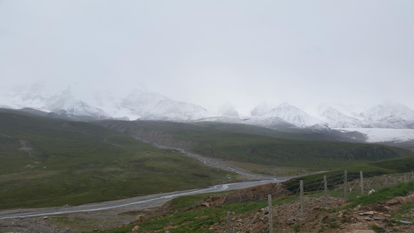 August 11: Amnye Machen (阿尼玛卿, ཨ་མྱིས་རྨ་ཆེན།）, 4350 m altitude, on the north side highway Август 11: Амне Мачин (阿尼玛卿, ཨ་མྱིས་ར