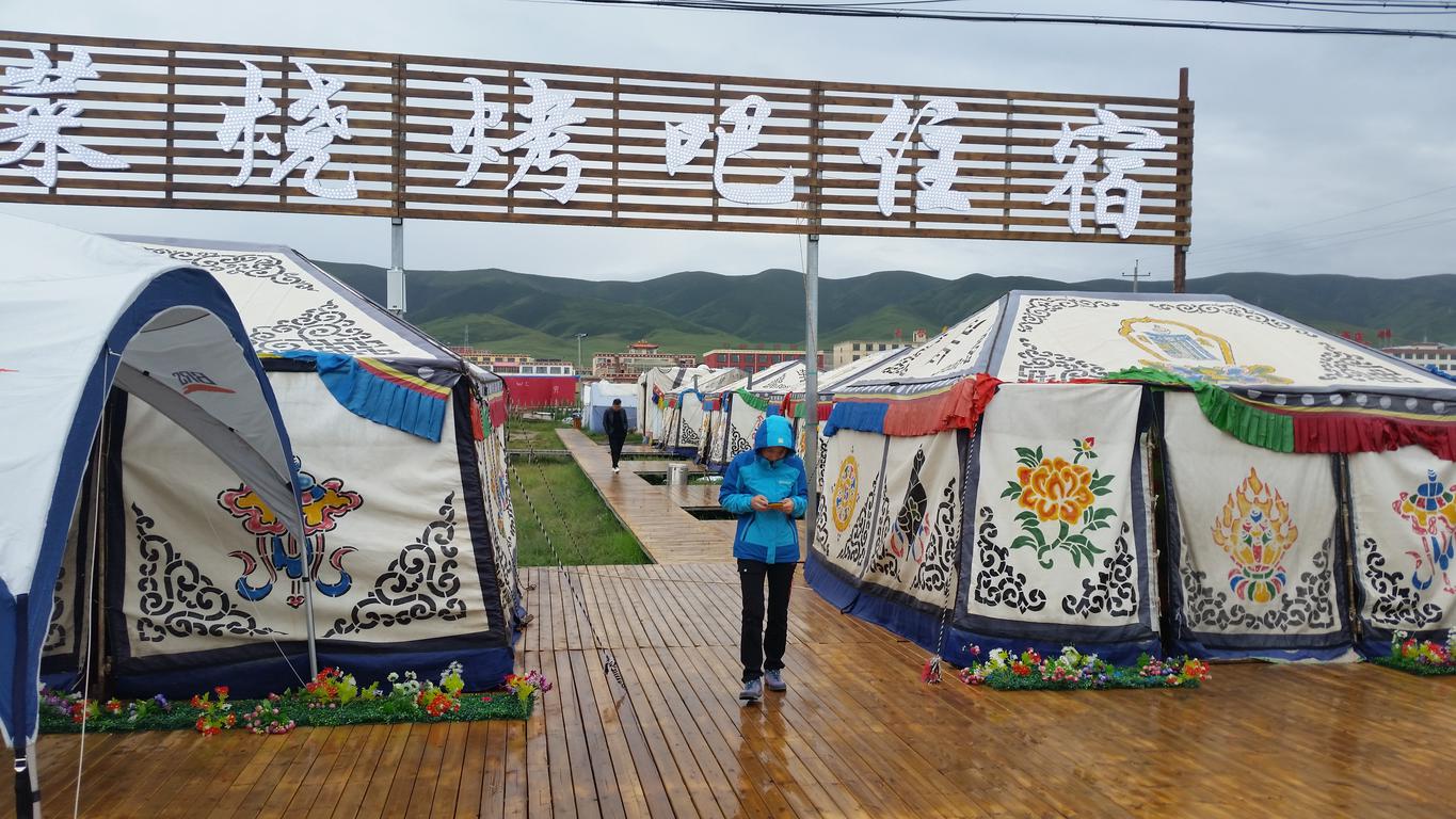 August 11: Qinghai lake (青海湖, མཚོ་སྔོན་པོ།）, 3215 m altitude, roasted lamb restaurant Август 11: Езерото Чинхай (青海湖, མཚོ་སྔོན་པ