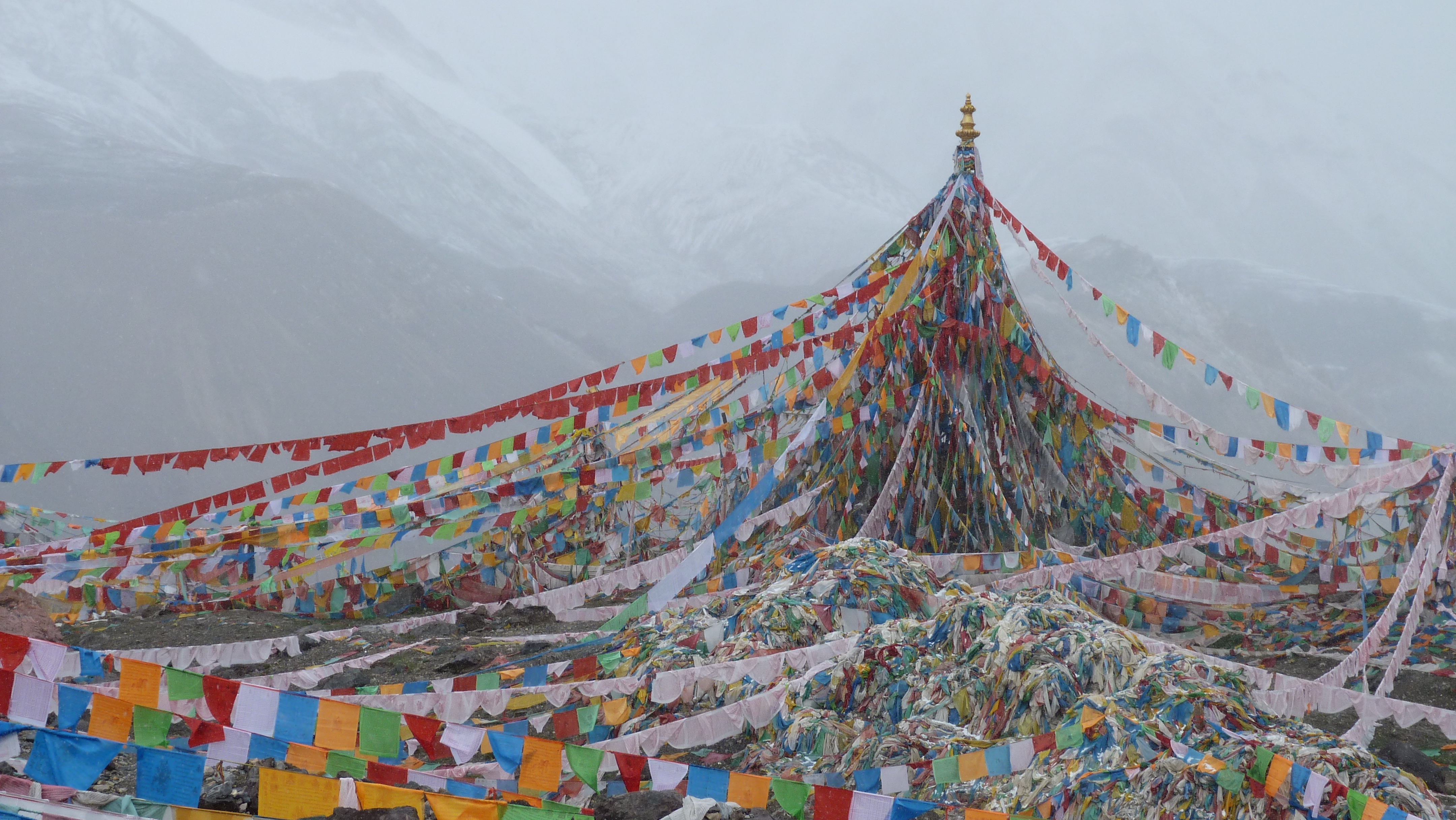 August 11: Amnye Machen (阿尼玛卿, ཨ་མྱིས་རྨ་ཆེན།）, Drakde La pass, 4610 m altitude Август 11: Амне Мачин (阿尼玛卿, ཨ་མྱིས་རྨ་ཆེན།）, на