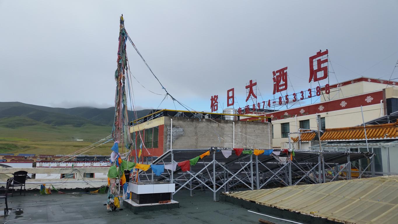 August 12: Qinghai lake (青海湖, མཚོ་སྔོན་པོ།）, 3220 m altitude, panorama from the hotel Август 12: Езерото Чинхай (青海湖, མཚོ་སྔོན་པ