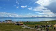 August 12: Qinghai lake (青海湖, མཚོ་སྔོན་པོ།）, 3210 m altitude Август 12: Езерото Чинхай (青海湖, མཚོ་སྔོན་པོ།）, 3210 м височина