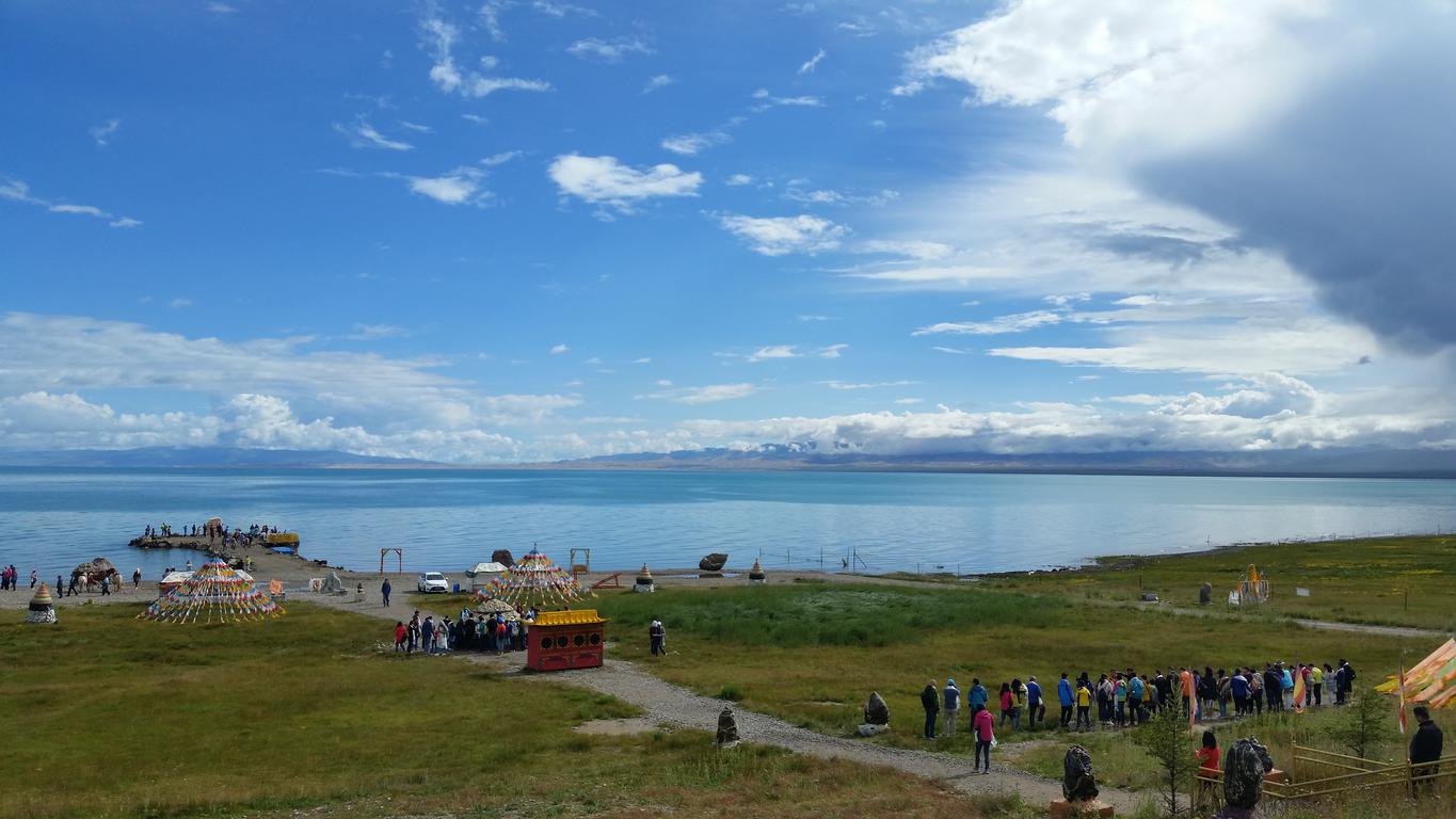 August 12: Qinghai lake (青海湖, མཚོ་སྔོན་པོ།）, 3210 m altitude Август 12: Езерото Чинхай (青海湖, མཚོ་སྔོན་པོ།）, 3210 м височина