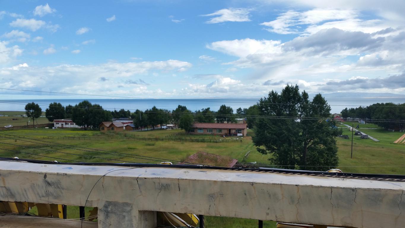 August 12: Qinghai lake (青海湖, མཚོ་སྔོན་པོ།）, 3220 m altitude, panorama from the hotel Август 12: Езерото Чинхай (青海湖, མཚོ་སྔོན་པ