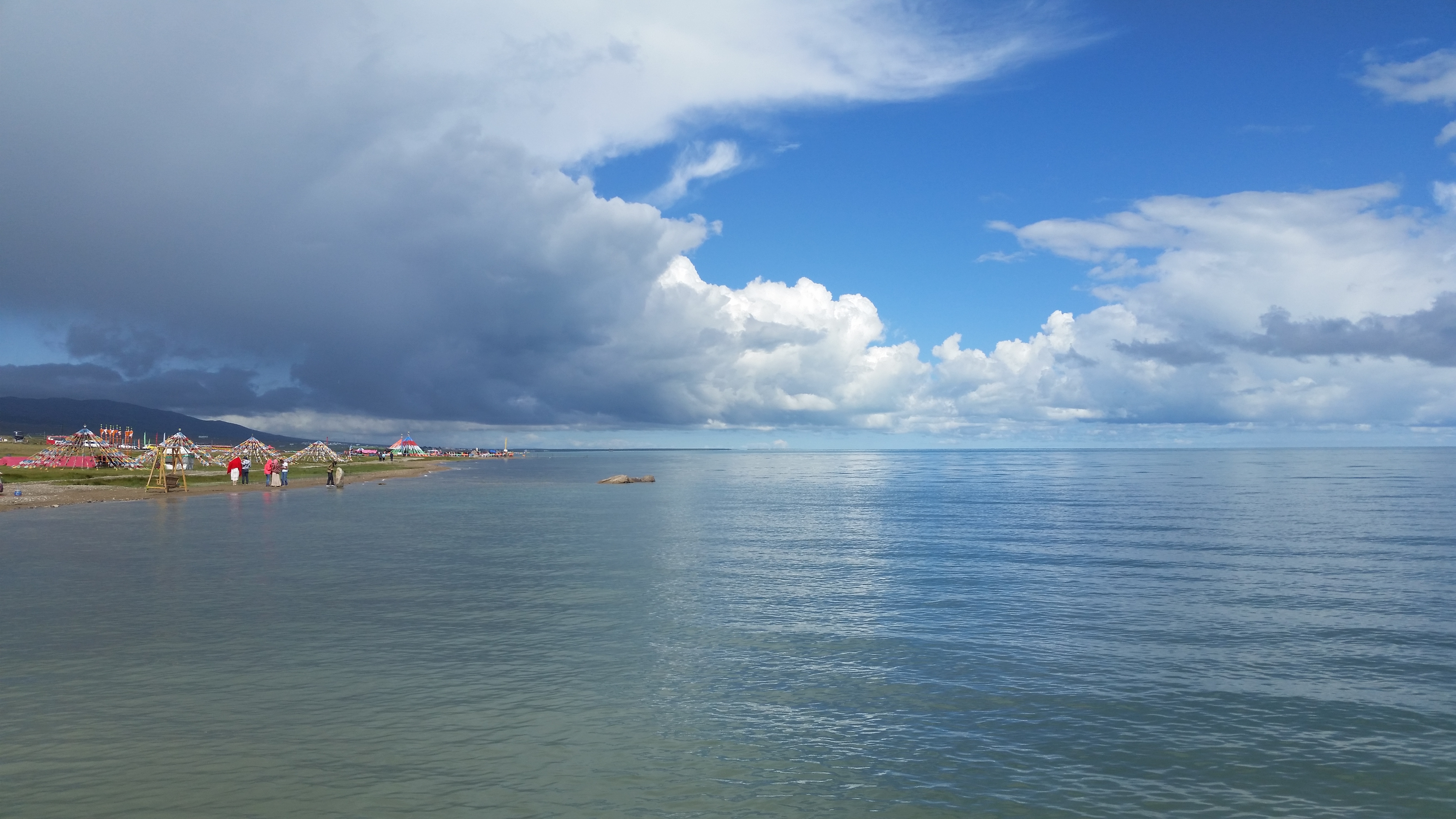 August 12: Qinghai lake (青海湖, མཚོ་སྔོན་པོ།）, 3210 m altitude Август 12: Езерото Чинхай (青海湖, མཚོ་སྔོན་པོ།）, 3210 м височина