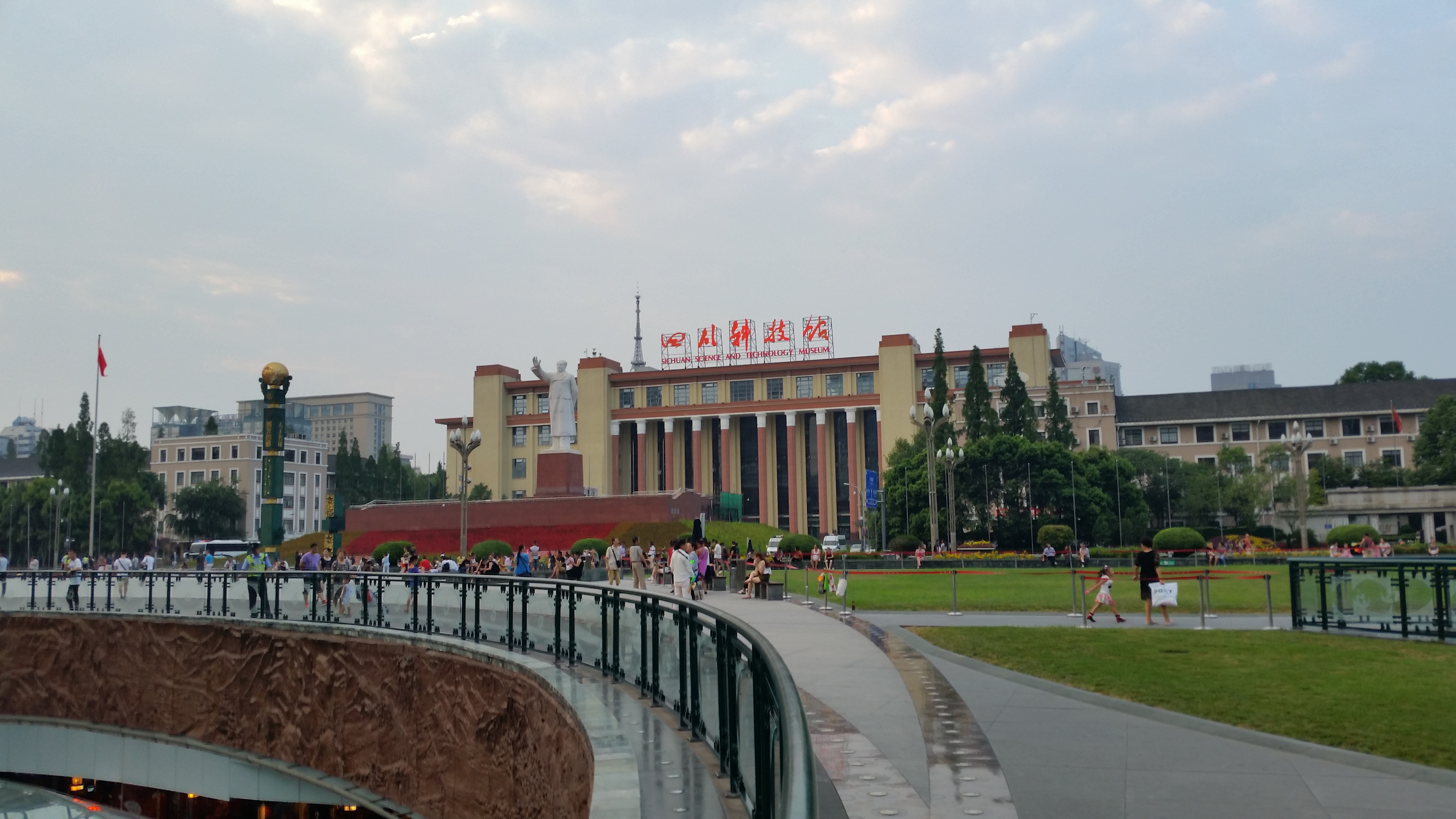 August 16:Chengdu (成都）, 460 m altitude，Tianfu square (天府广场) Август 16: Чънду  (成都）, 460 м височина, площад Тиенфу (天府广场)