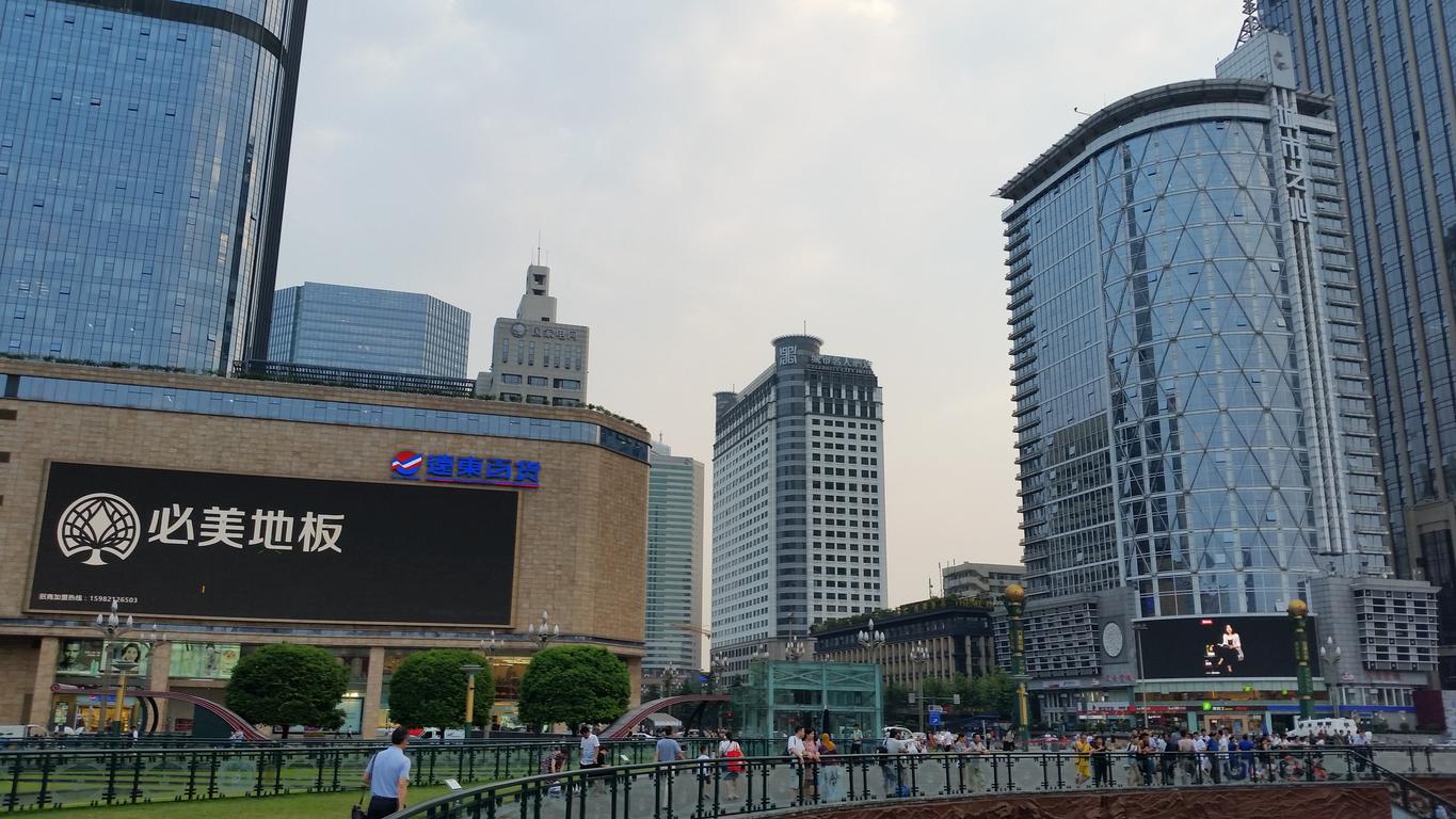 August 16:Chengdu (成都）, 460 m altitude，Tianfu square (天府广场) Август 16: Чънду  (成都）, 460 м височина, площад Тиенфу (天府广场)