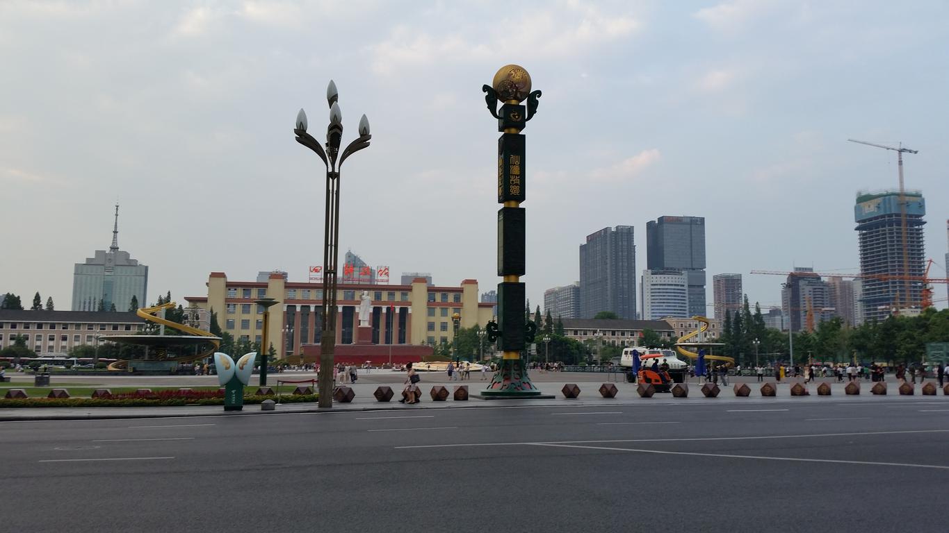 August 16:Chengdu (成都）, 460 m altitude，Tianfu square (天府广场) Август 16: Чънду  (成都）, 460 м височина, площад Тиенфу (天府广场)