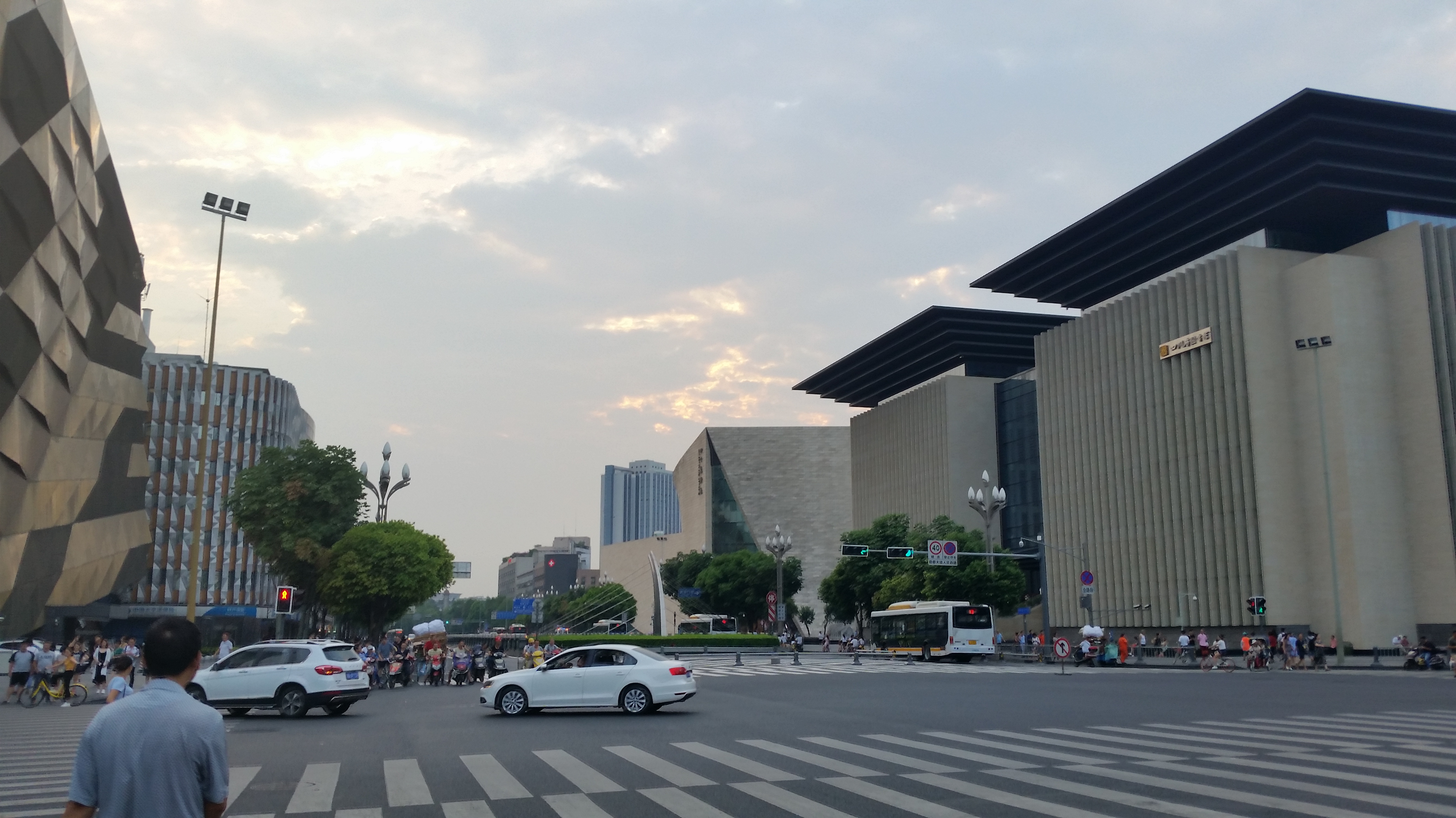 August 16:Chengdu (成都）, 460 m altitude，Tianfu square (天府广场) Август 16: Чънду  (成都）, 460 м височина, площад Тиенфу (天府广场)