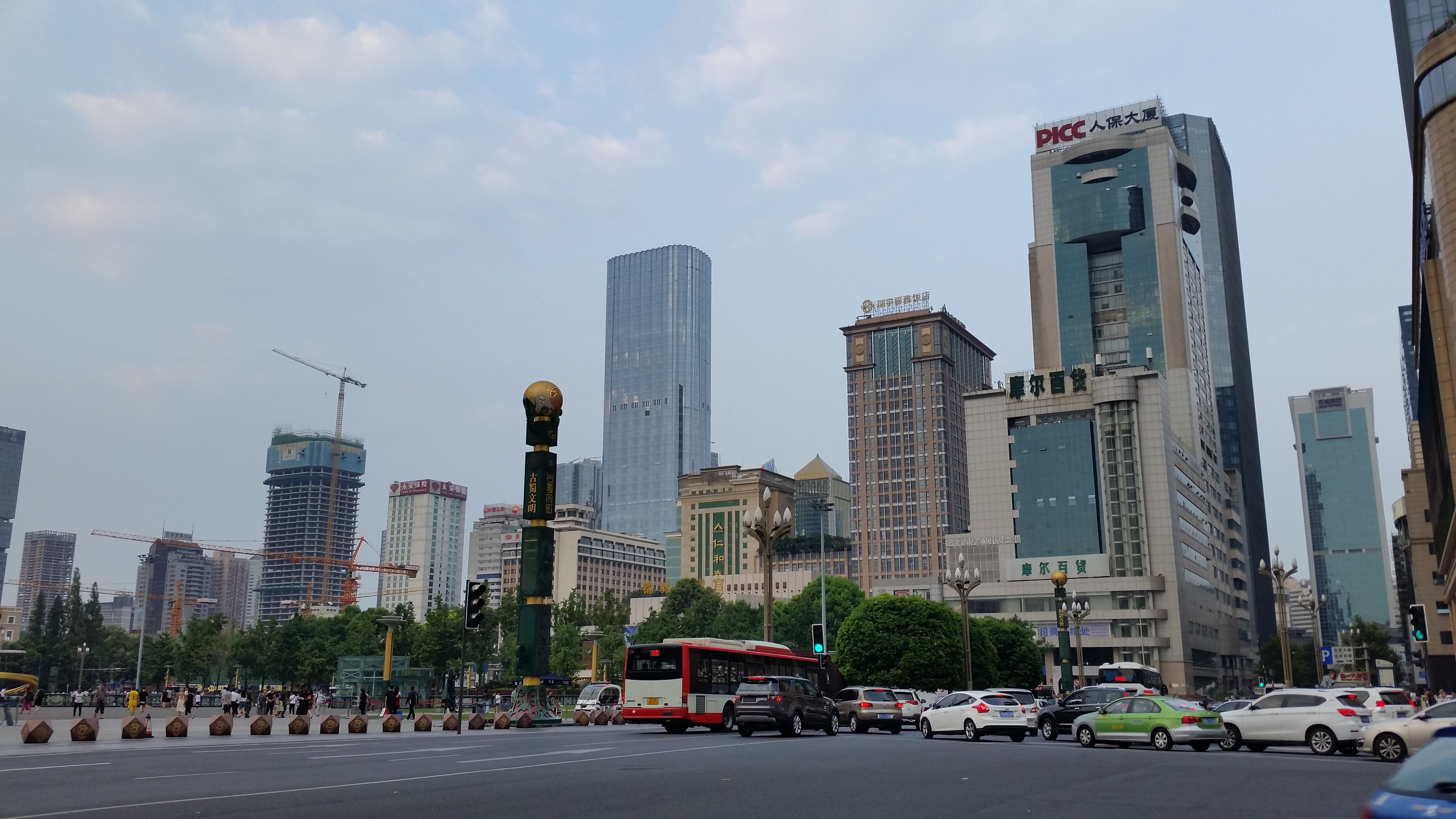 August 16:Chengdu (成都）, 460 m altitude，Tianfu square (天府广场) Август 16: Чънду  (成都）, 460 м височина, площад Тиенфу (天府广场)