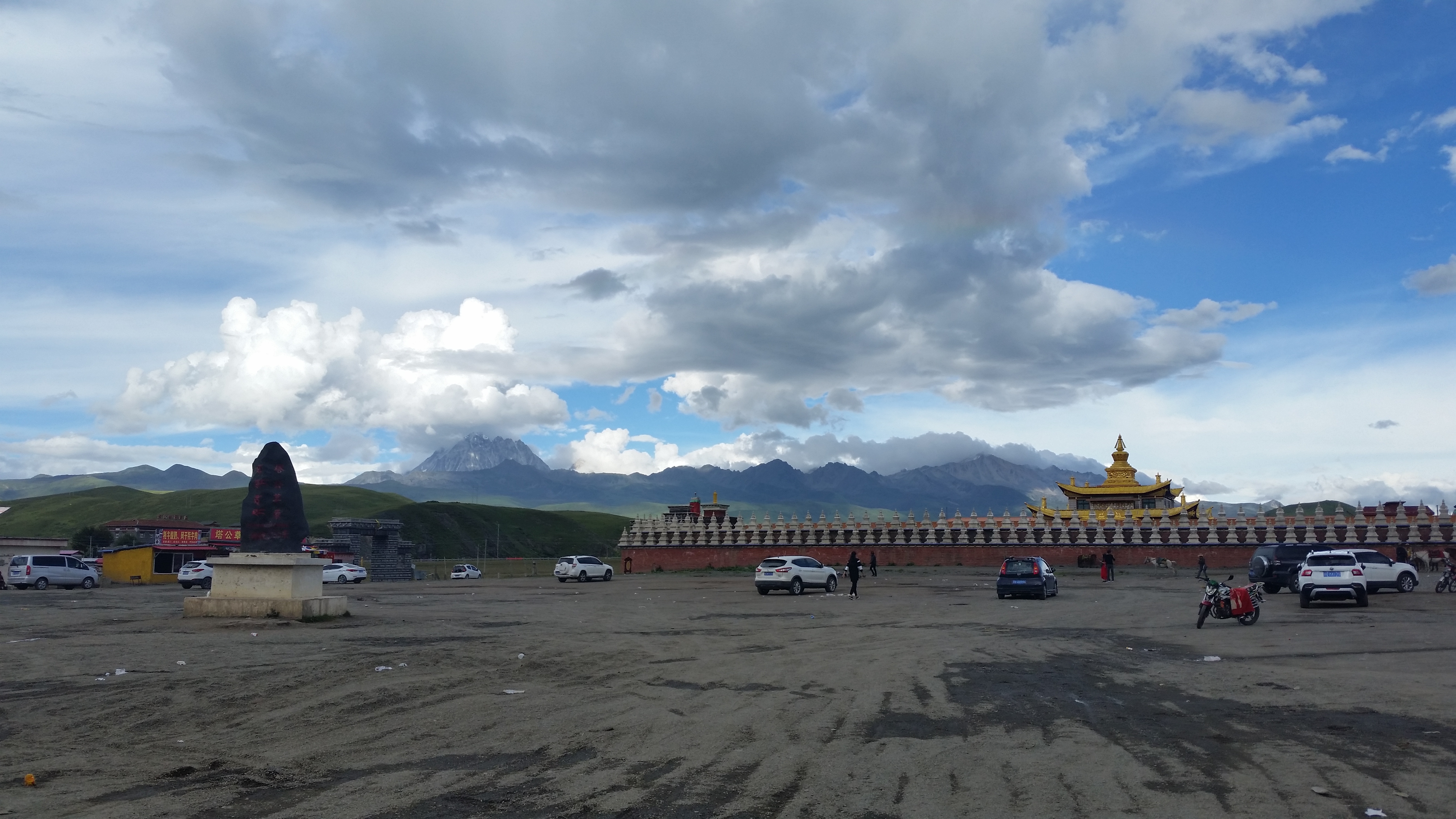 August 20: Tagong (塔公，ྷ་སྒང་）, 3750 m altitude, Muya temple Август 20: Тагонг (塔公，ྷ་སྒང་）, 3750 м височина, храм Муя