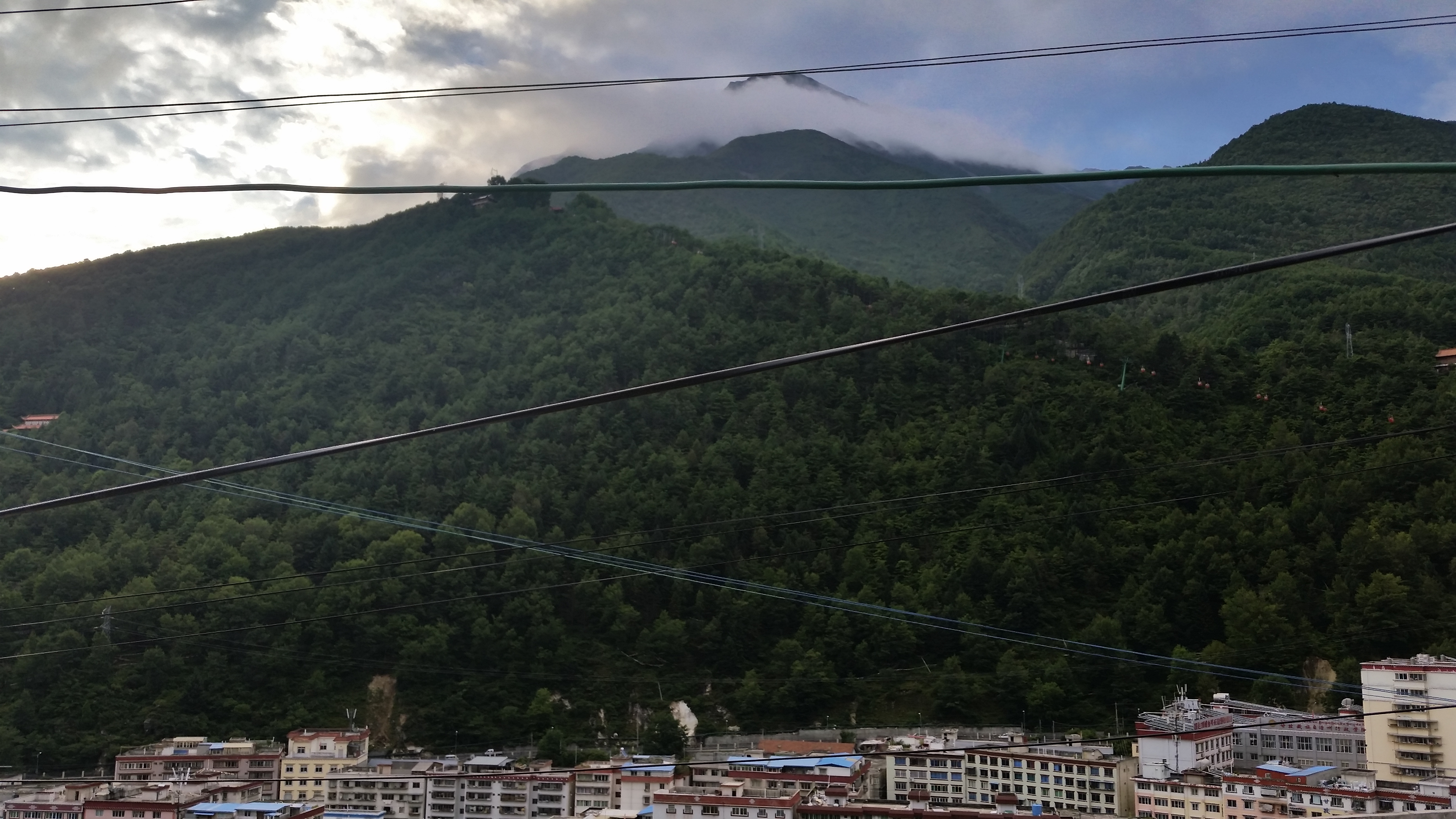 August 20: Kangding (康定，དར་མདོ་གྲོང་ཁྱེར།）, 2520 m altitude, at Zhilam hostel， panorama to the town Август 20: Кангдинг (康定，དར་མ