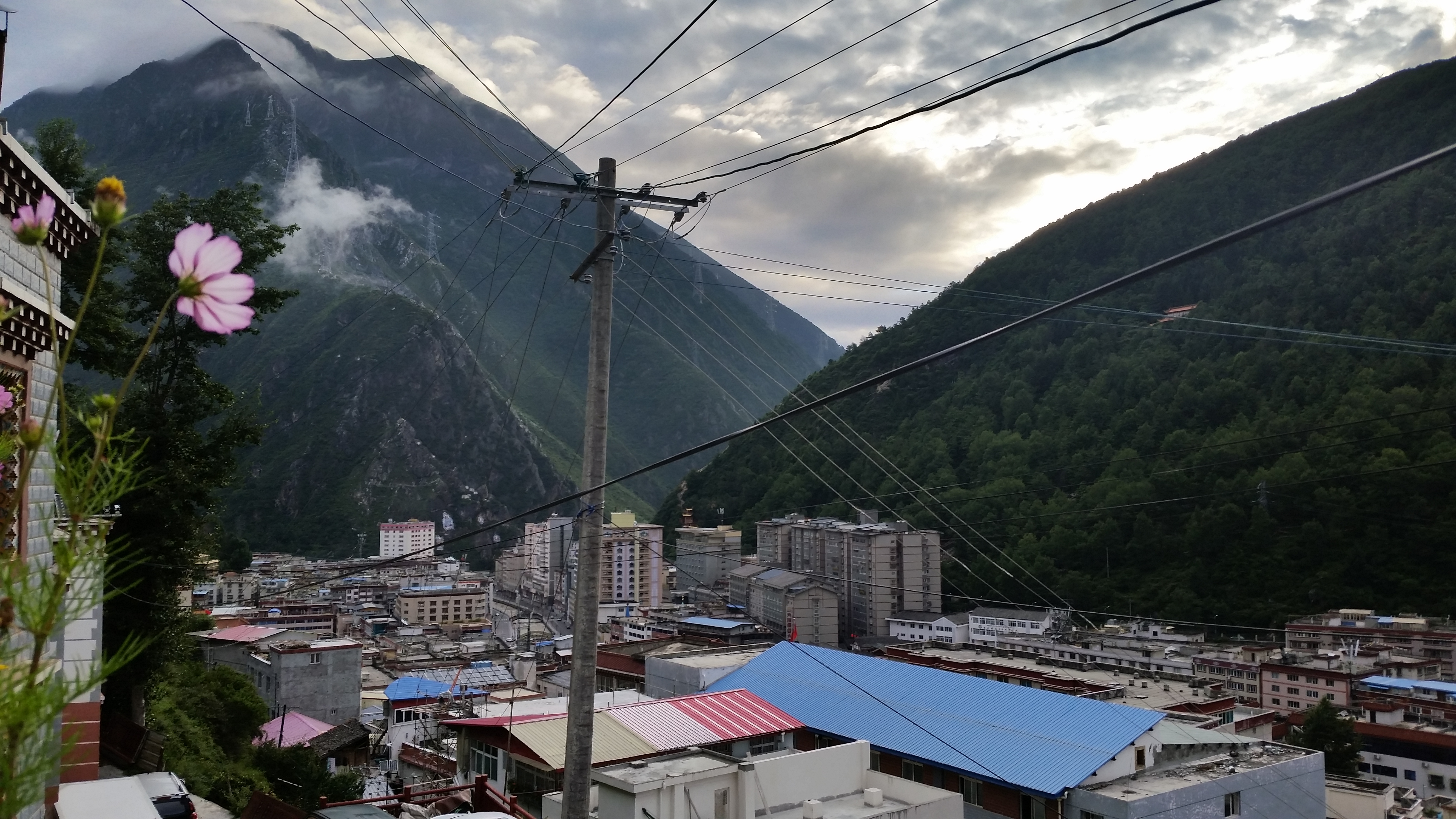 August 20: Kangding (康定，དར་མདོ་གྲོང་ཁྱེར།）, 2520 m altitude, at Zhilam hostel， panorama to the town Август 20: Кангдинг (康定，དར་མ