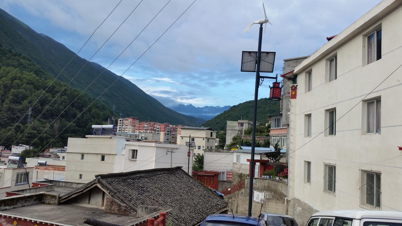 August 20: Kangding (康定，དར་མདོ་གྲོང་ཁྱེར།）, 2520 m altitude, at Zhilam hostel， panorama to the town Август 20: Кангдинг (康定，དར་མ