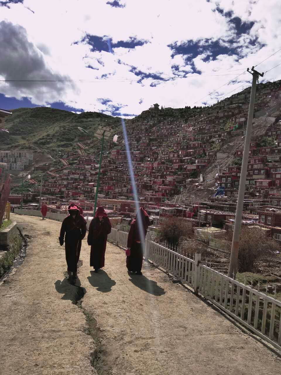 August 21: Sertar (色达，གསེར་ཐར།), 3860 m altitude, Larung Gar Август 21: Сертар (色达，གསེར་ཐར།), 3860 м височина, Ларунг Гар