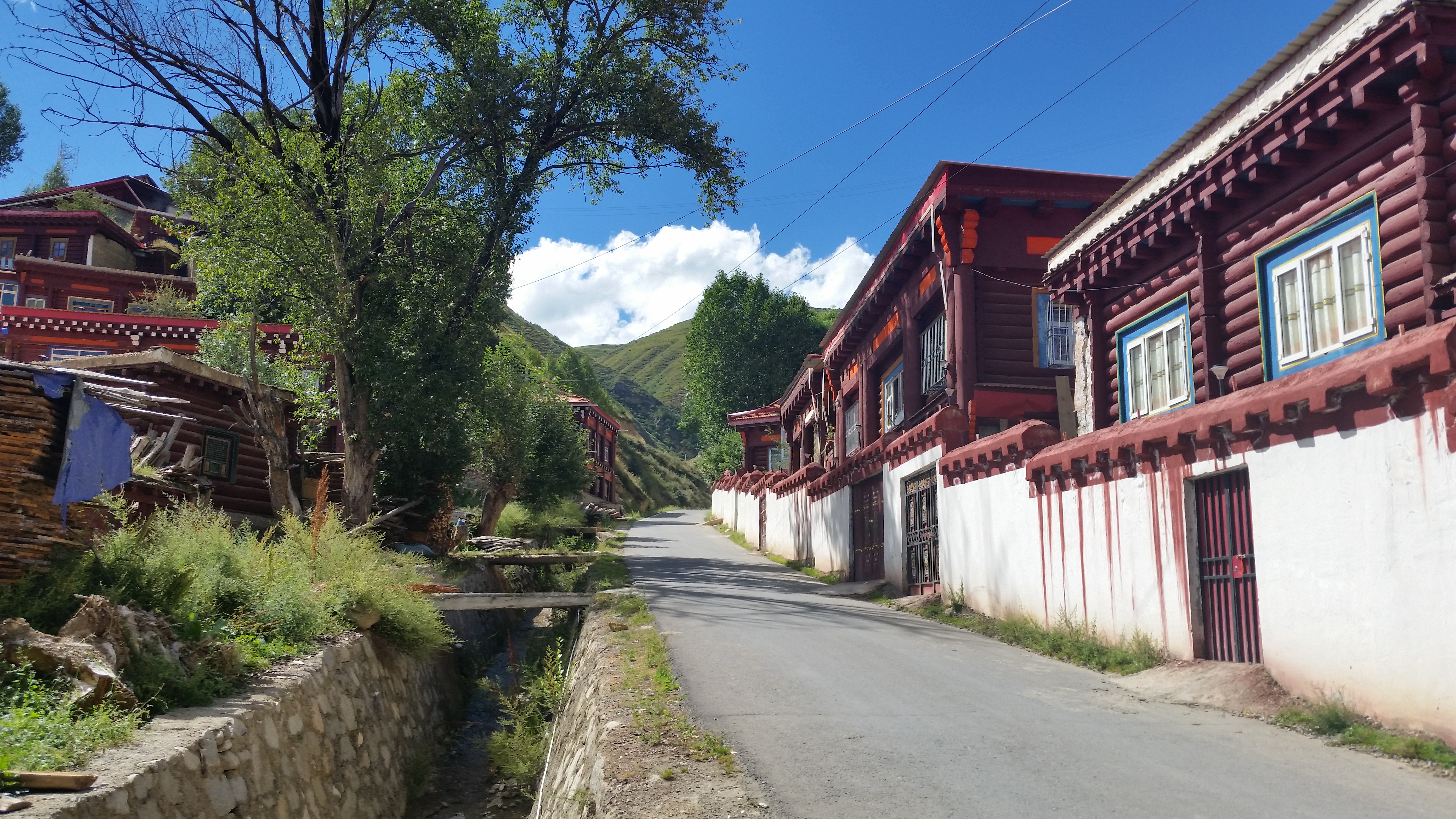 August 21: Drango (炉霍,བྲག་འགོ), 3180 m altitude, Shouling monastery Август 21: Дранго (炉霍,བྲག་འགོ), 3180 м височина, манастир Шо