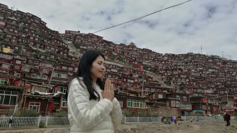 August 21: Sertar (色达，གསེར་ཐར།), 3860 m altitude, Larung Gar Август 21: Сертар (色达，གསེར་ཐར།), 3860 м височина, Ларунг Гар