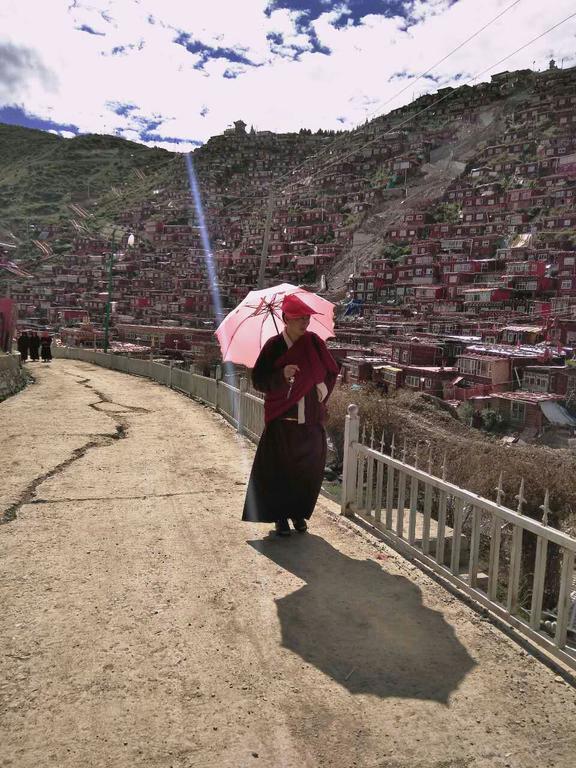 August 21: Sertar (色达，གསེར་ཐར།), 3860 m altitude, Larung Gar Август 21: Сертар (色达，གསེར་ཐར།), 3860 м височина, Ларунг Гар