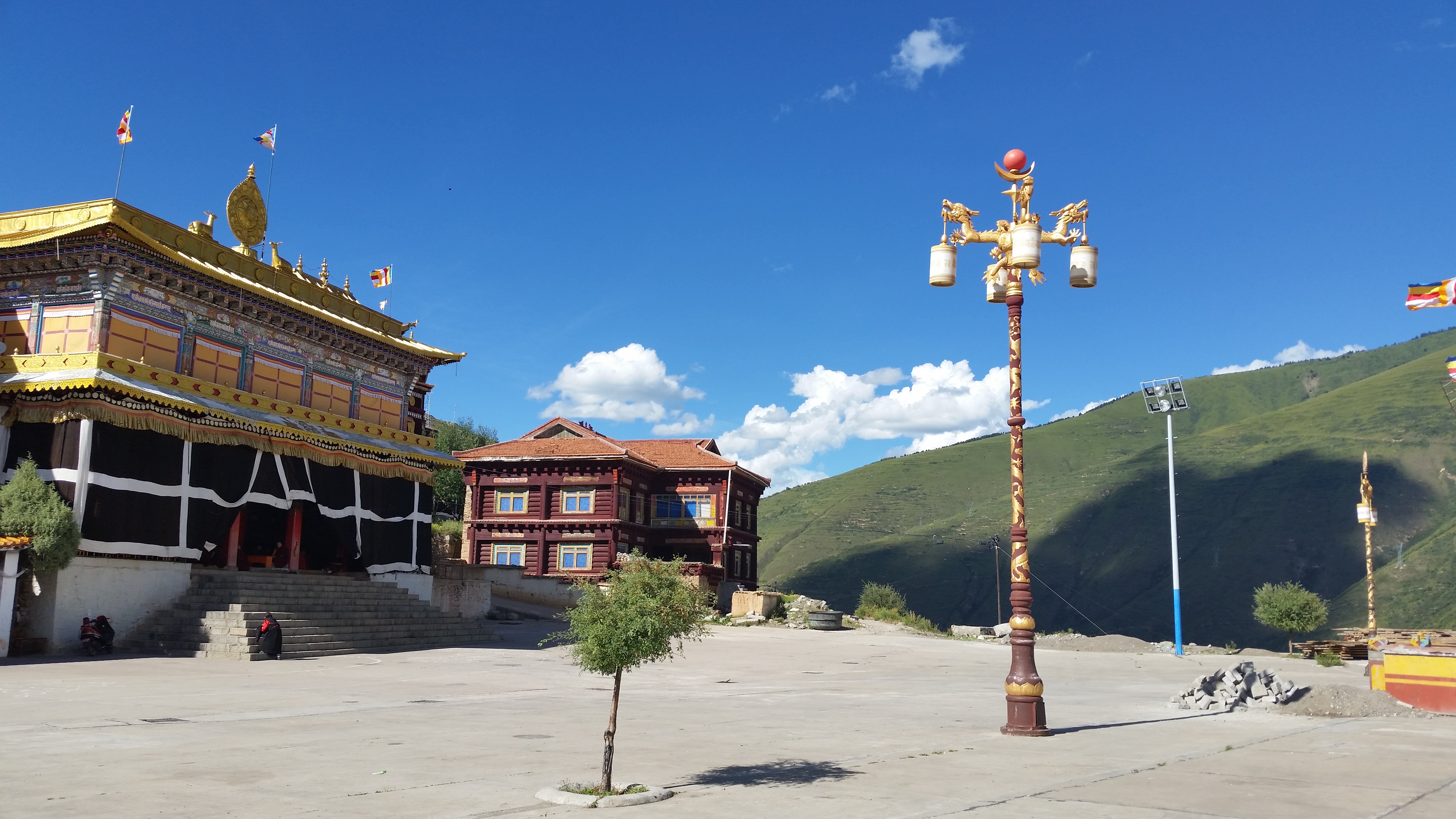 August 21: Drango (炉霍,བྲག་འགོ), 3230 m altitude, Shouling monastery Август 21: Дранго (炉霍,བྲག་འགོ), 3230 м височина, манастир Шо