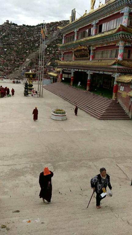 August 21: Sertar (色达，གསེར་ཐར།), 3860 m altitude, Larung Gar Август 21: Сертар (色达，གསེར་ཐར།), 3860 м височина, Ларунг Гар