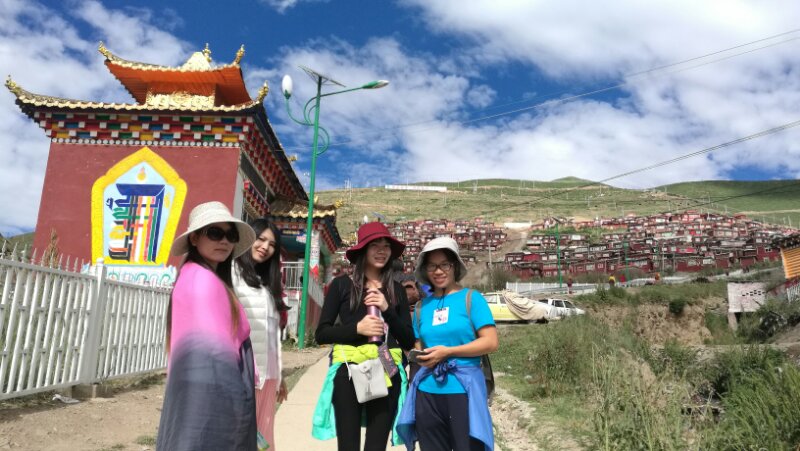 August 21: Sertar (色达，གསེར་ཐར།), 3860 m altitude, Larung Gar Август 21: Сертар (色达，གསེར་ཐར།), 3860 м височина, Ларунг Гар